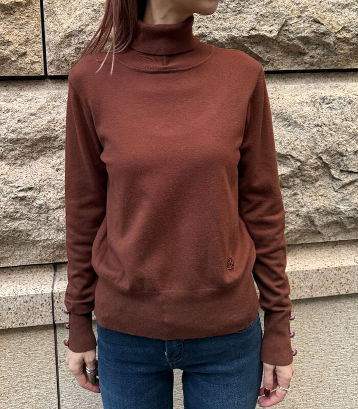 【Rinascimento】袖装飾ボタン付きタートルネックニット★ITRIN12026