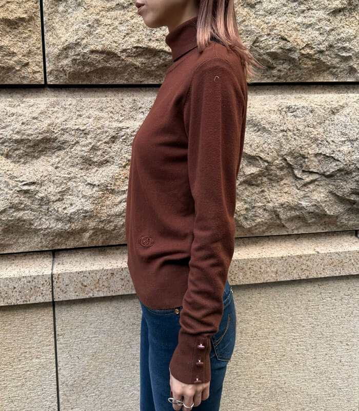 【Rinascimento】袖装飾ボタン付きタートルネックニット★ITRIN12026