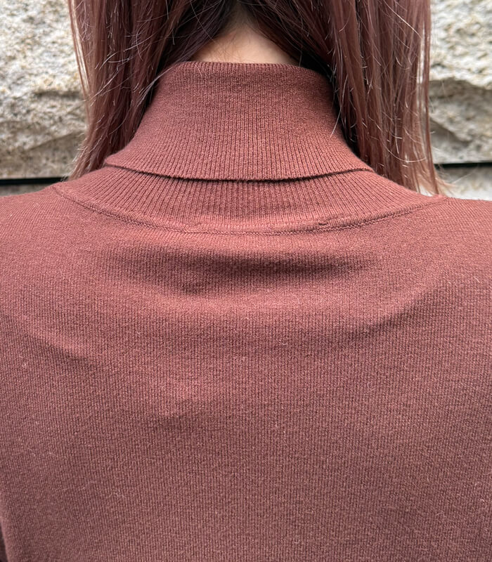 【Rinascimento】袖装飾ボタン付きタートルネックニット★ITRIN12026