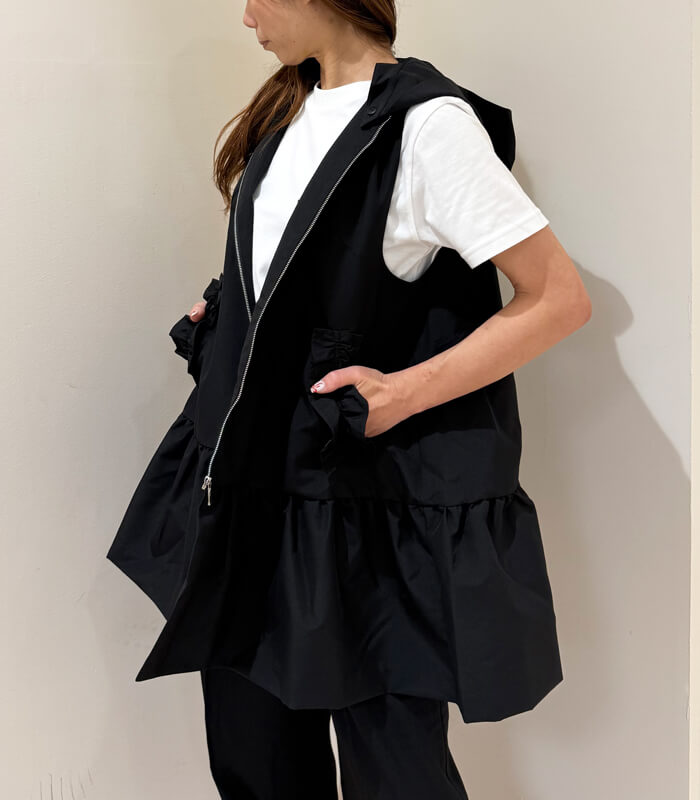 TO BE CHIC[42]フリル ダウンベスト ブラック ペプラム フード TO BE CHIC[42]フリル ダウンベスト ブラック ペプラム フード