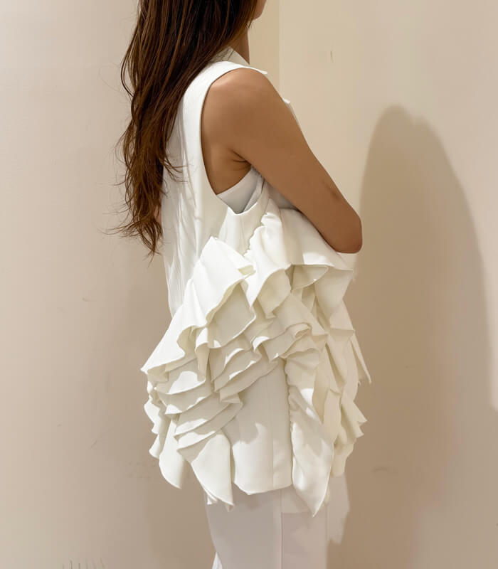 PICCIN PERLA】アシメトリーフリルジレ907040 | WEAR,アウター