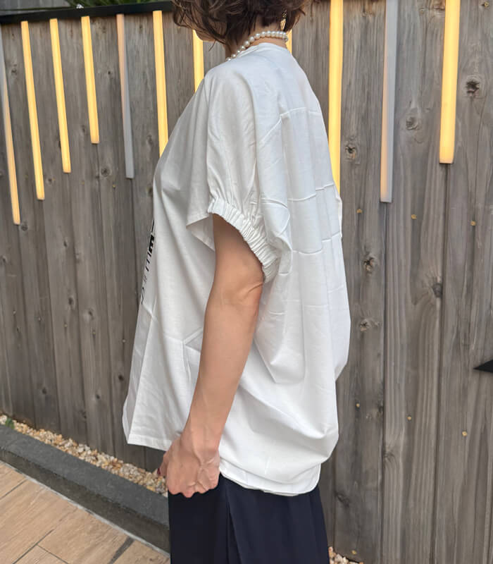 【SALE】【LUGIVA】後ろ袖ゴムメッセージロゴTシャツ■☆IT202481