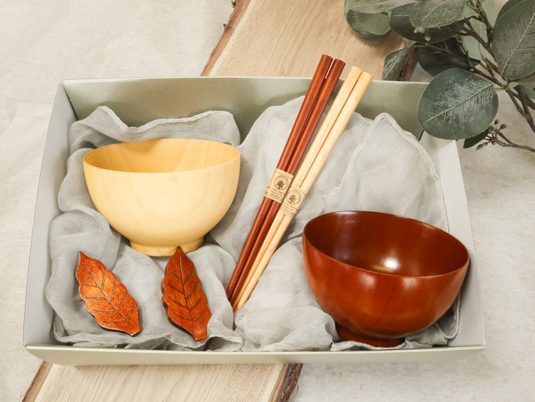 結婚祝いにおススメ！木の夫婦和食器６点セット　【ラッピング込み】
