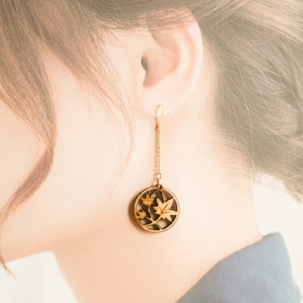 両面彫刻】ゆらりイヤリング・ピアス 紅葉 | すべての商品 | 木のお店