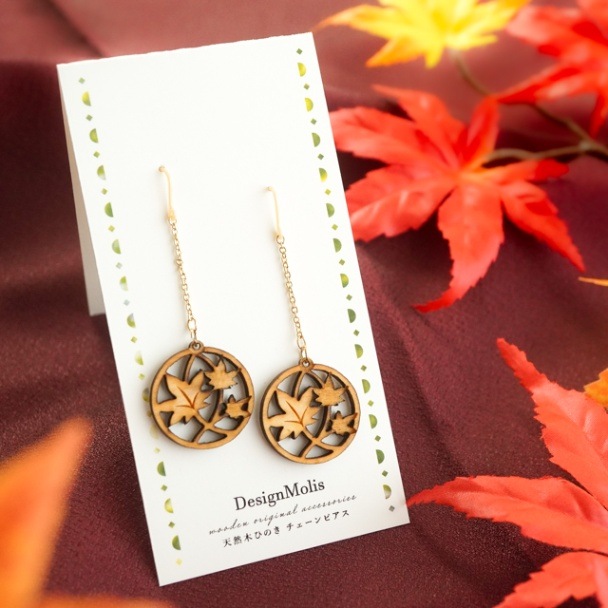 両面彫刻】ゆらりイヤリング・ピアス 紅葉 | すべての商品 | 木のお店