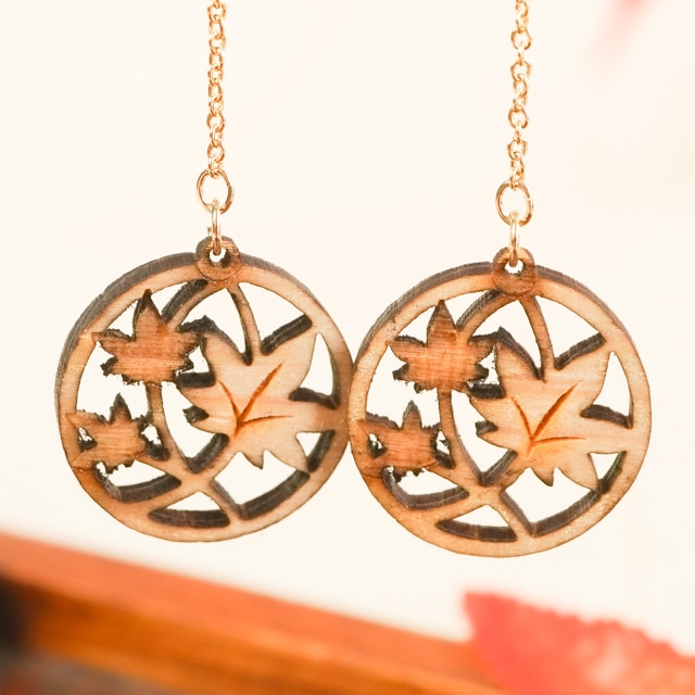 両面彫刻】ゆらりイヤリング・ピアス 紅葉 | すべての商品 | 木のお店