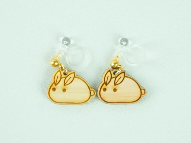 ゆらりイヤリング・ピアス 冬の雪うさぎ | 木製オリジナル商品,木製