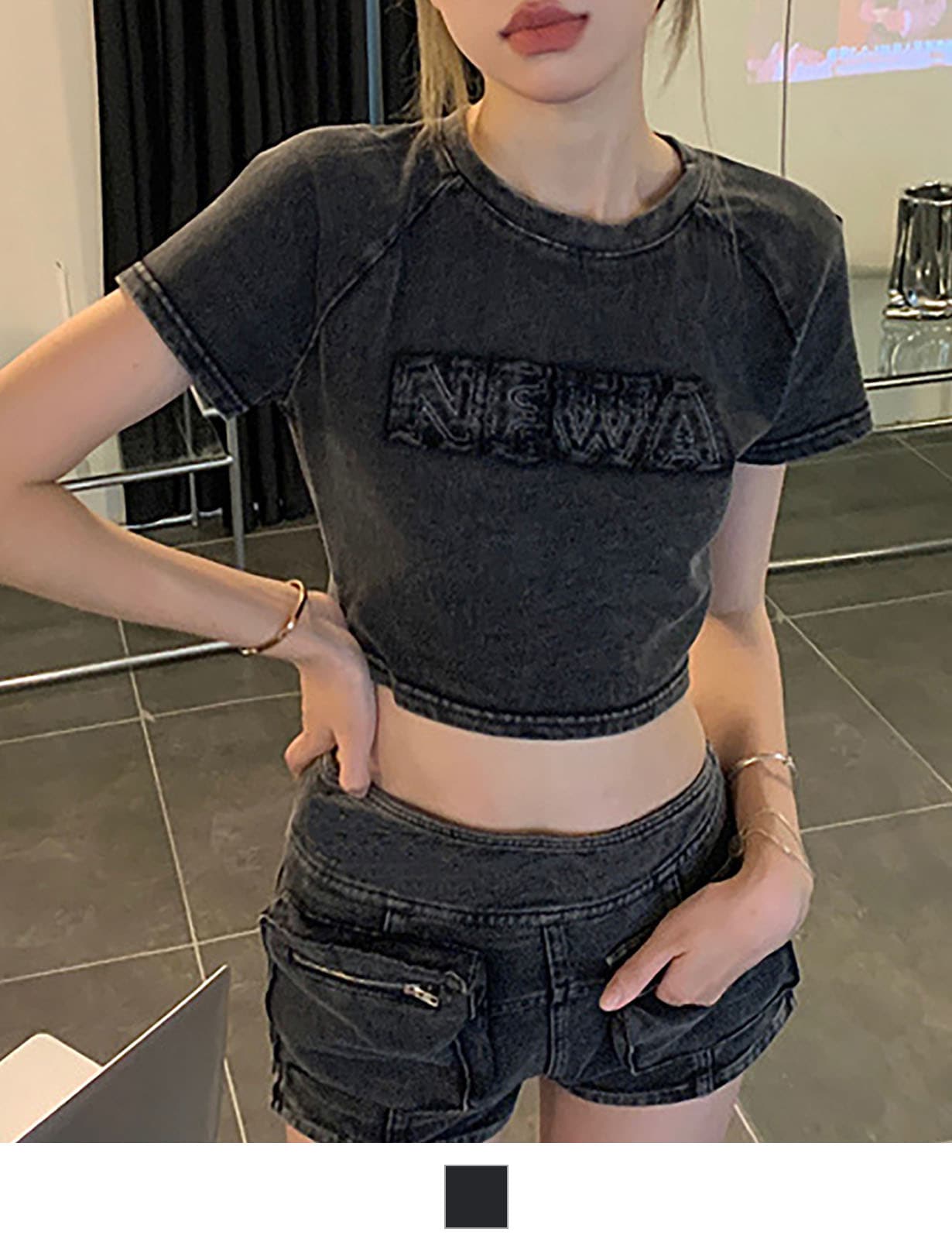 大胆背中スリット★【DSQUARED2 】ショート丈 Tシャツ 大胆背中スリット☆【DSQUARED2 】ショート丈 Tシャツ