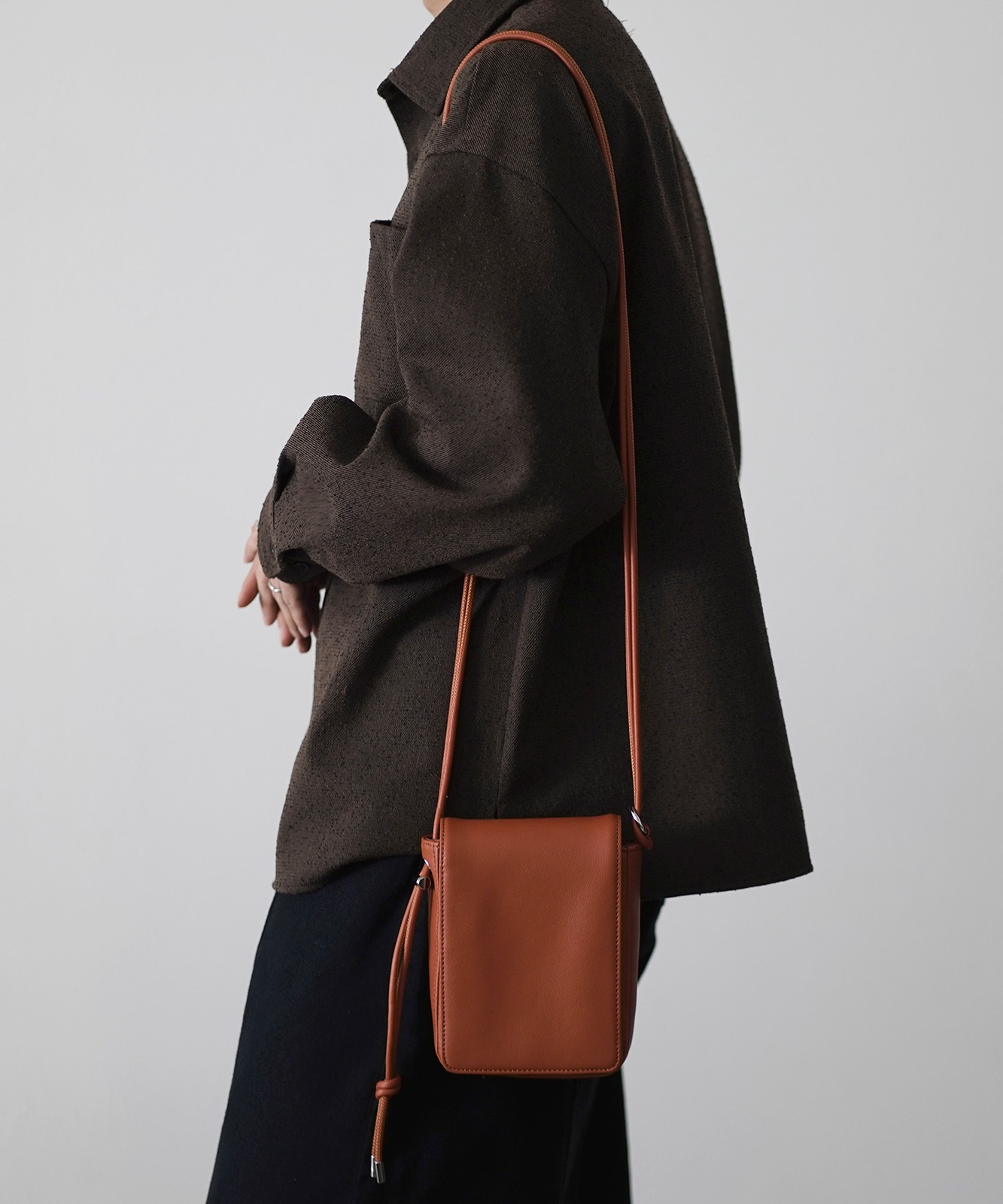 【 DEVICE × こーせコラボ 】Rename ミニスクエアショルダーバッグ メンズ レディース ユニセックス｜合皮 フェイクレザー 斜めがけ 小さめ 軽量 おしゃれ トレンドバッグ ミニショルダー