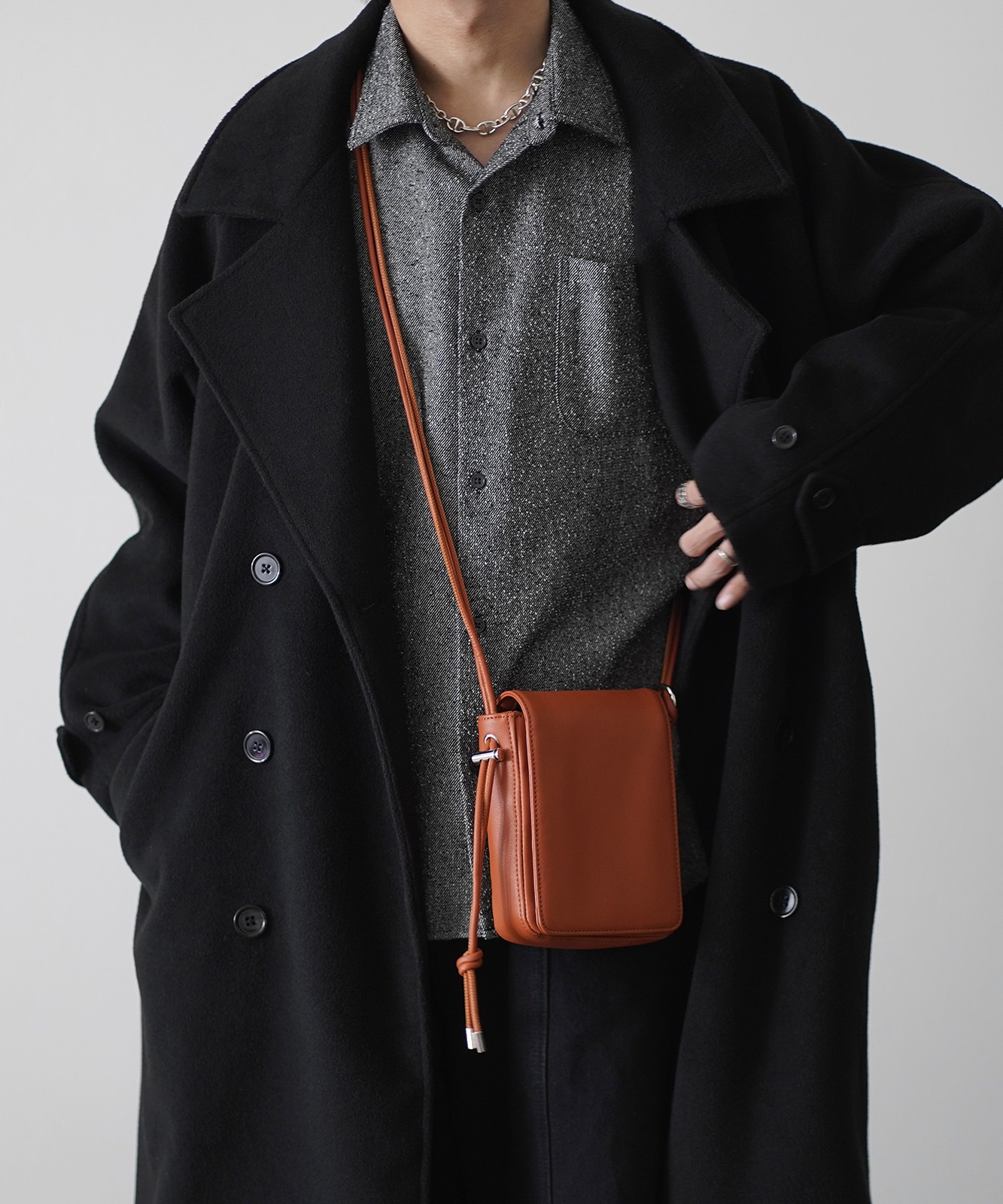 【 DEVICE × こーせコラボ 】Rename ミニスクエアショルダーバッグ メンズ レディース ユニセックス｜合皮 フェイクレザー 斜めがけ 小さめ 軽量 おしゃれ トレンドバッグ ミニショルダー