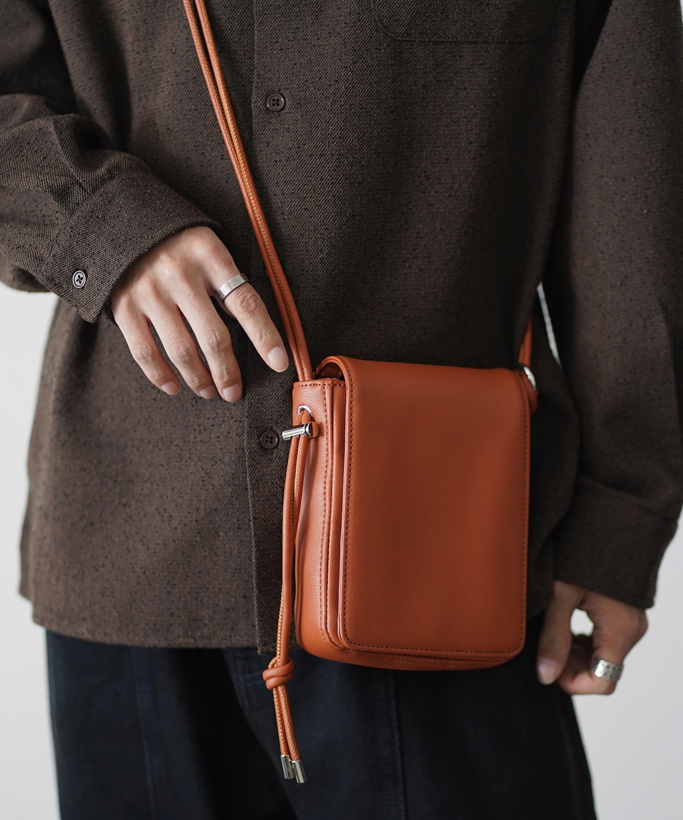 【 DEVICE × こーせコラボ 】Rename ミニスクエアショルダーバッグ メンズ レディース ユニセックス｜合皮 フェイクレザー 斜めがけ 小さめ 軽量 おしゃれ トレンドバッグ ミニショルダー