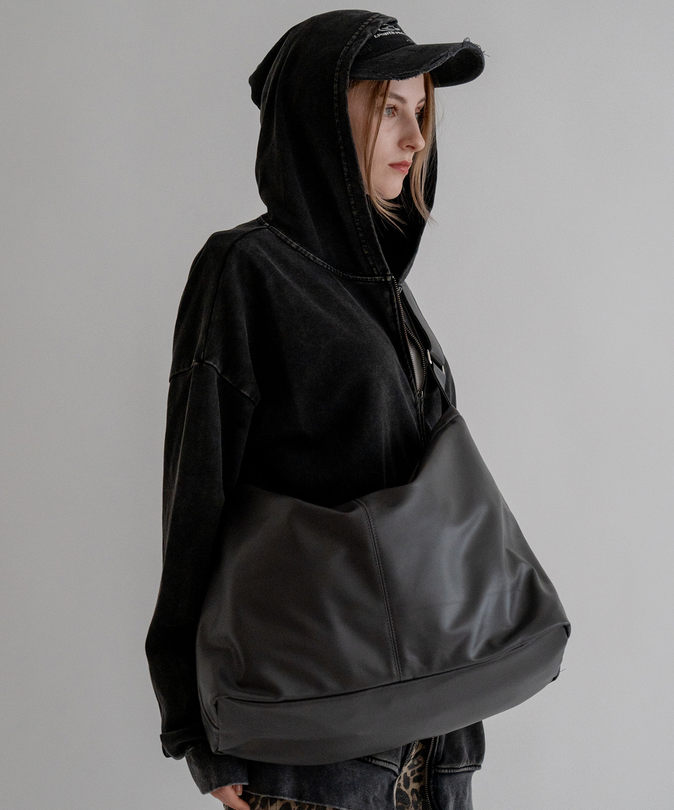 【 DEVICE 】 ルーズ マンメイドレザー ショルダーバッグ メンズ レディース ユニセックス 韓国風 Y2K 学生 おしゃれ DSG24036