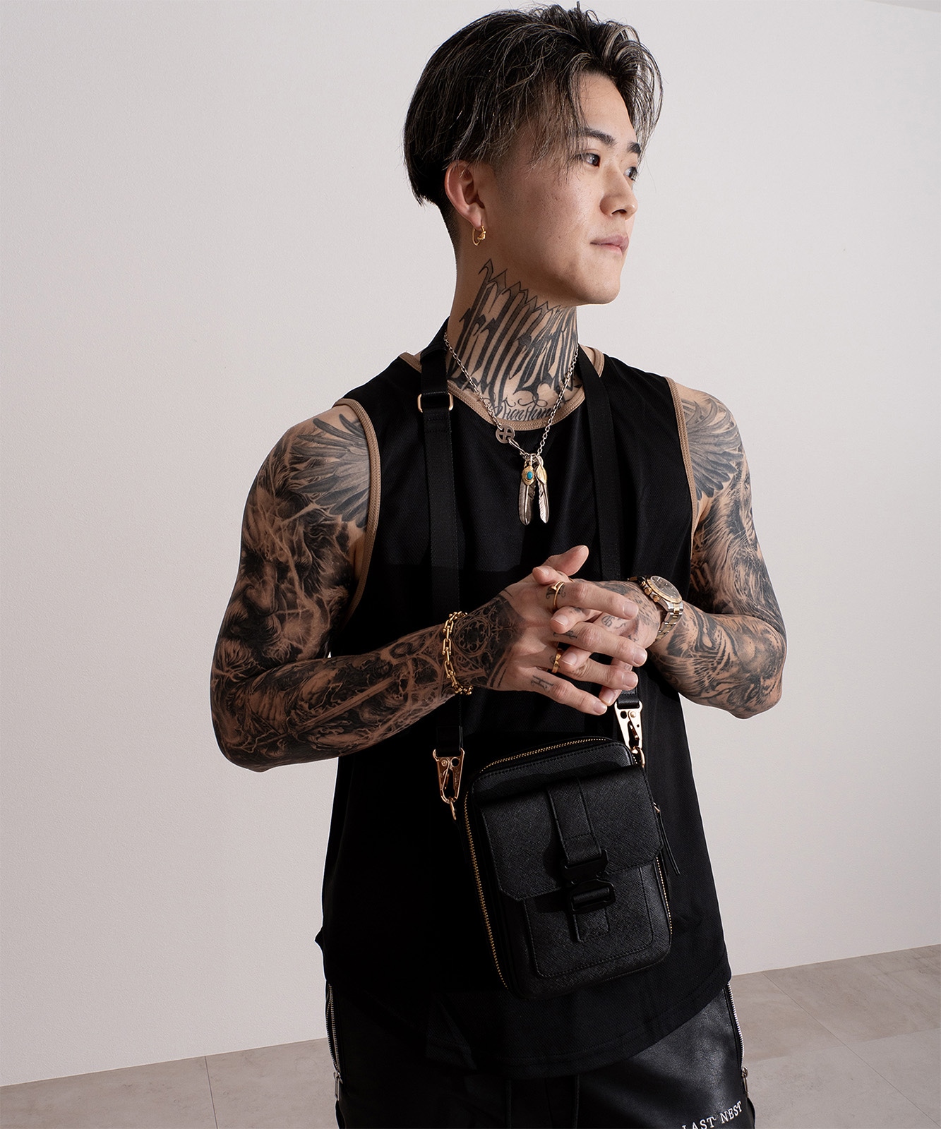 【初回分完売につき2月中旬発送】【DEVICE × GOUKIコラボ】ゴールドカラーバックル ショルダーバッグ DSG25072