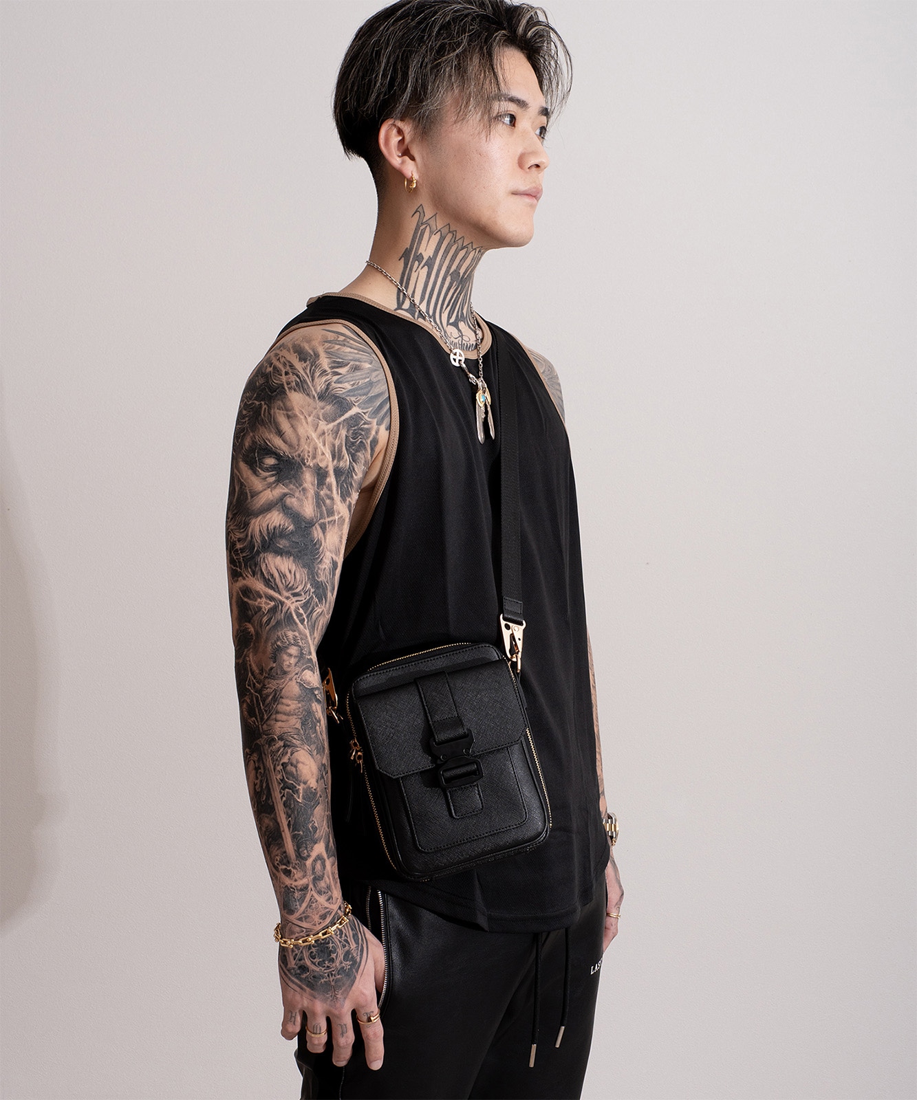 【初回分完売につき2月中旬発送】【DEVICE × GOUKIコラボ】ゴールドカラーバックル ショルダーバッグ DSG25072