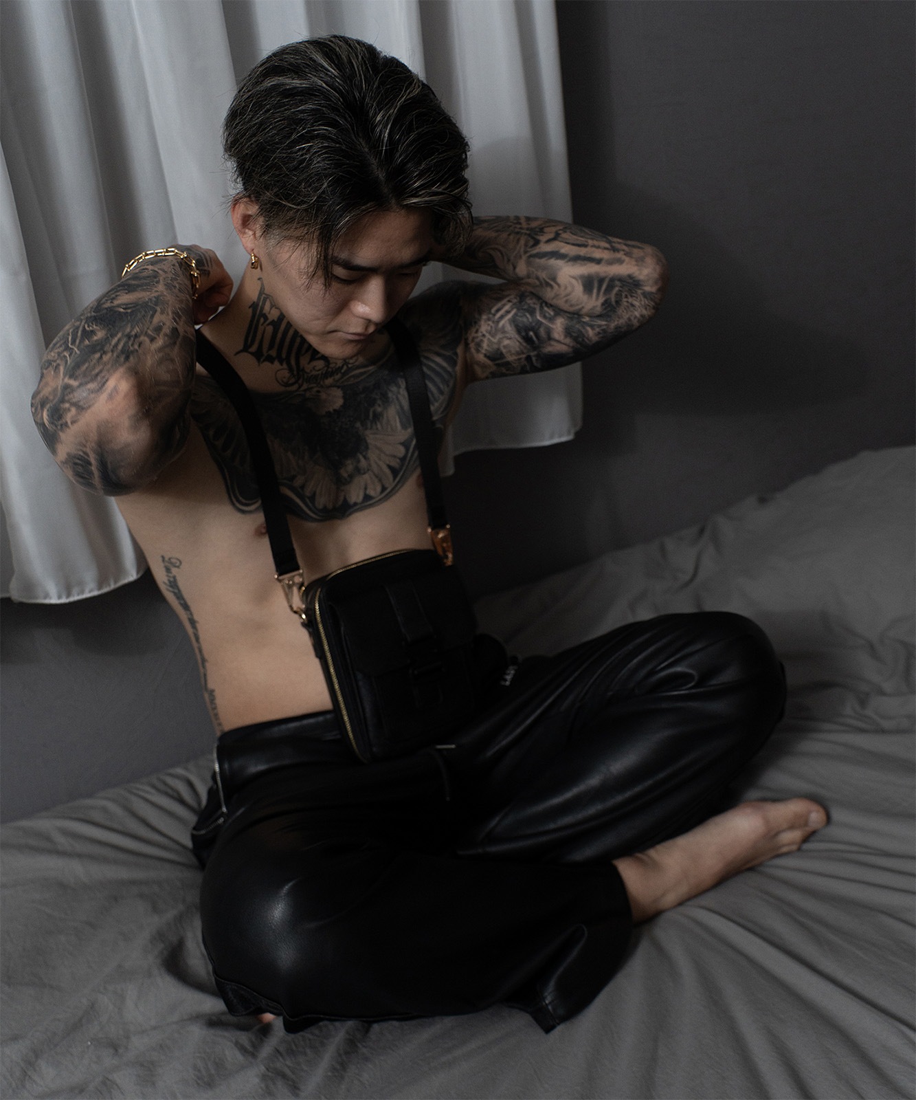 【初回分完売につき2月中旬発送】【DEVICE × GOUKIコラボ】ゴールドカラーバックル ショルダーバッグ DSG25072