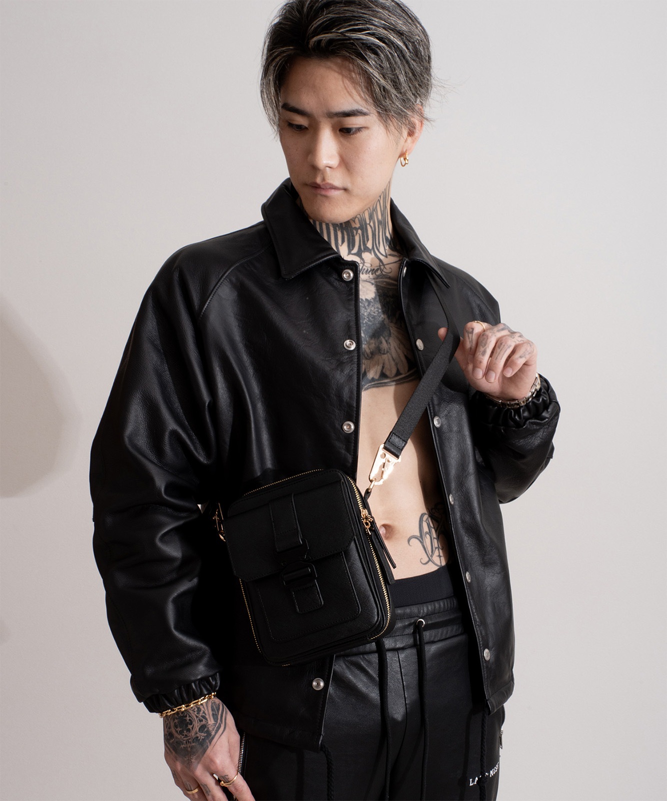 【初回分完売につき2月中旬発送】【DEVICE × GOUKIコラボ】ゴールドカラーバックル ショルダーバッグ DSG25072