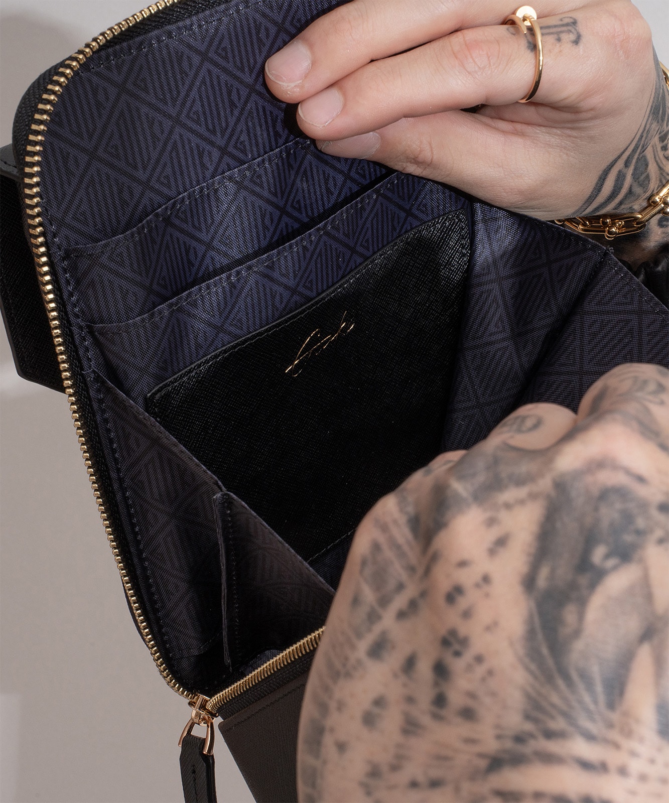 【初回分完売につき2月中旬発送】【DEVICE × GOUKIコラボ】ゴールドカラーバックル ショルダーバッグ DSG25072