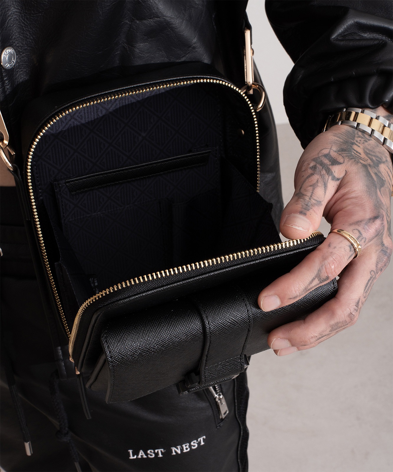 【初回分完売につき2月中旬発送】【DEVICE × GOUKIコラボ】ゴールドカラーバックル ショルダーバッグ DSG25072