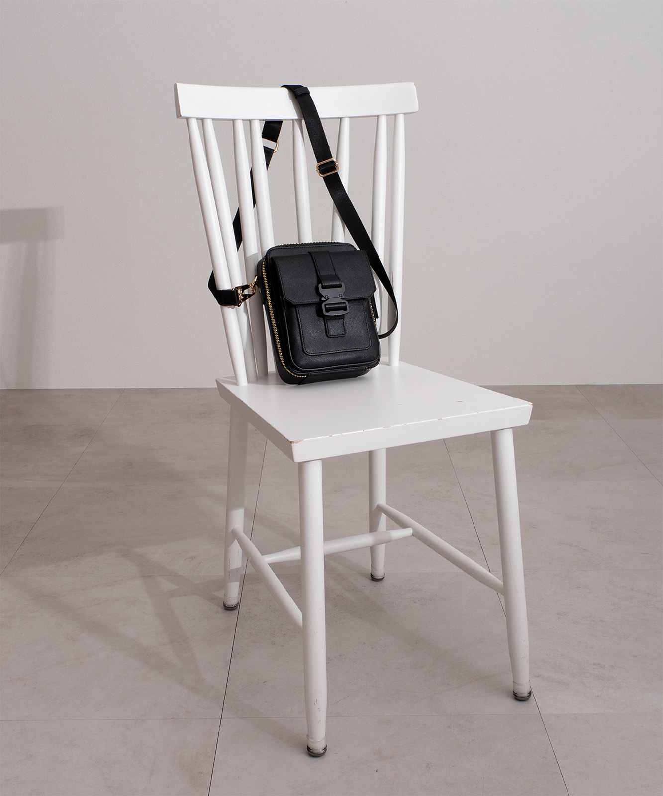 【初回分完売につき2月中旬発送】【DEVICE × GOUKIコラボ】ゴールドカラーバックル ショルダーバッグ DSG25072