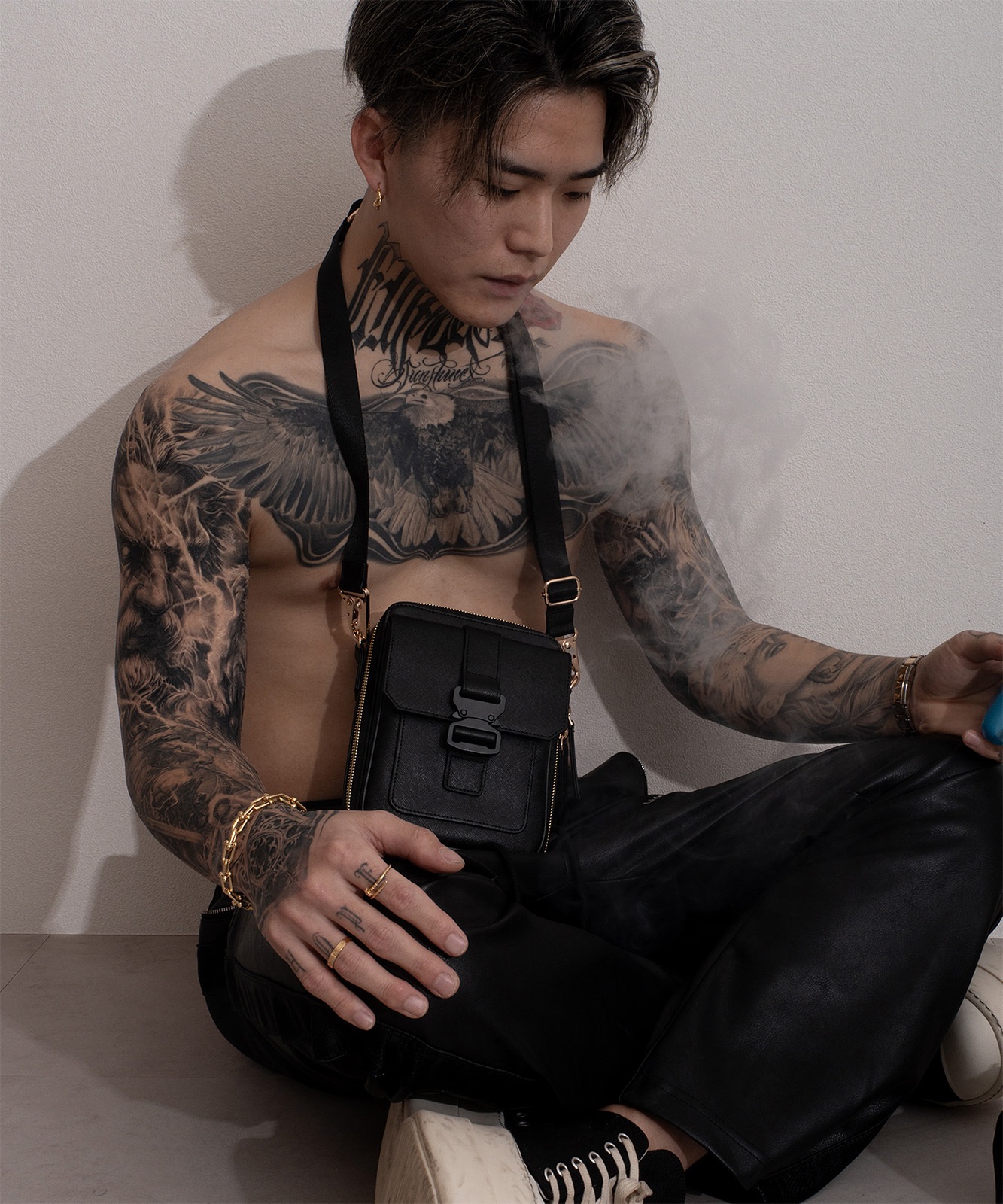 【初回分完売につき2月中旬発送】【DEVICE × GOUKIコラボ】ゴールドカラーバックル ショルダーバッグ DSG25072