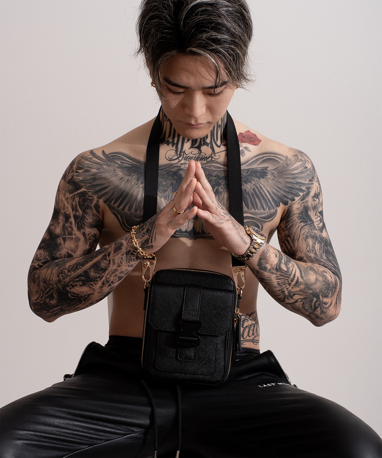 【初回分完売につき2月中旬発送】【DEVICE × GOUKIコラボ】ゴールドカラーバックル ショルダーバッグ DSG25072