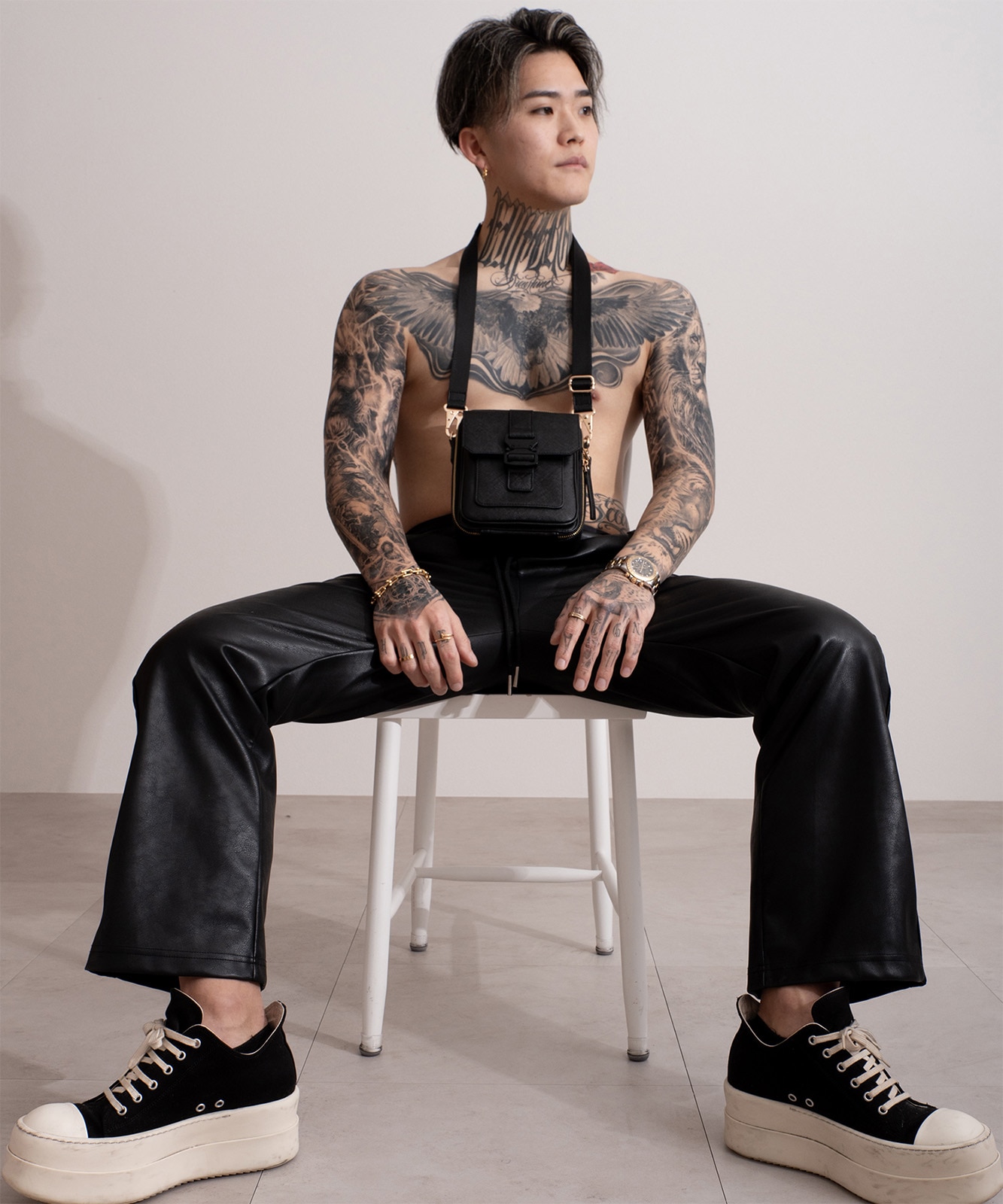 【初回分完売につき2月中旬発送】【DEVICE × GOUKIコラボ】ゴールドカラーバックル ショルダーバッグ DSG25072