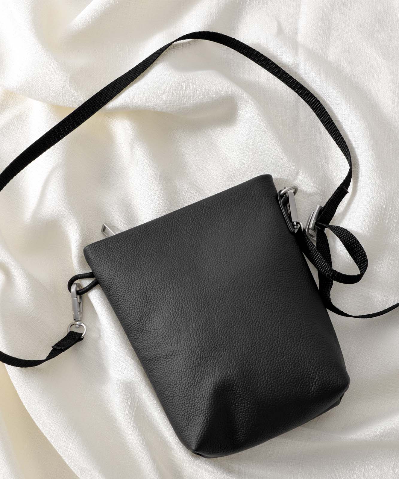 AX ブラック ハンドバッグ 小型 A|X アルマーニ エクスチェンジ】AXロゴ ワンハンドルミニバッグ