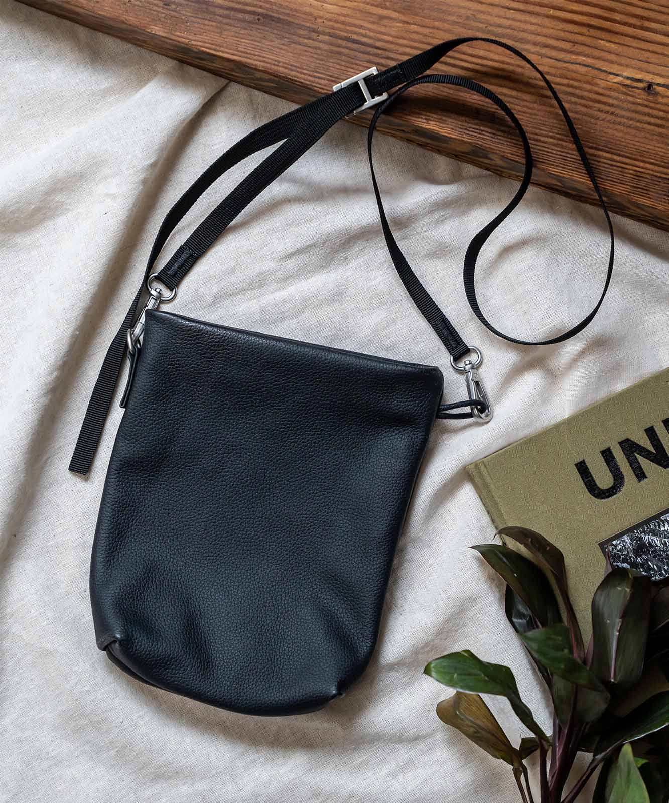 Rename 本革 縦型ミニショルダーバッグ RSL21158