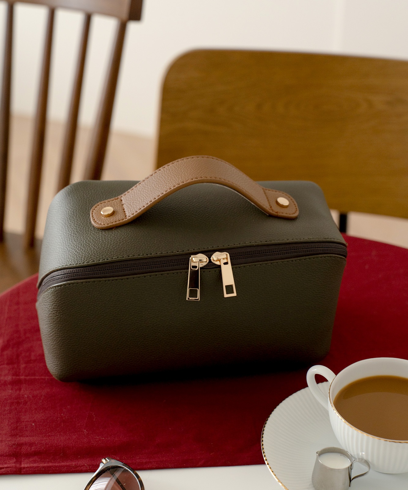 【 Rename 】 メイクポーチ レディース 大容量 多機能 フェイクレザー 上品 高級感 カジュアル オフィス ママ RPG23028