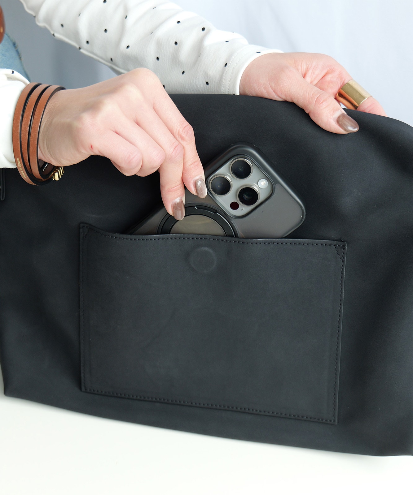 【 DEVICE 】 シャロウフラップ ショルダーバッグ 横長 斜めがけバッグ 合皮 フェイクレザー 軽量 大人カジュアル ヴィンテージライク トレンドバッグ メンズ レディース ユニセックス DSG25138