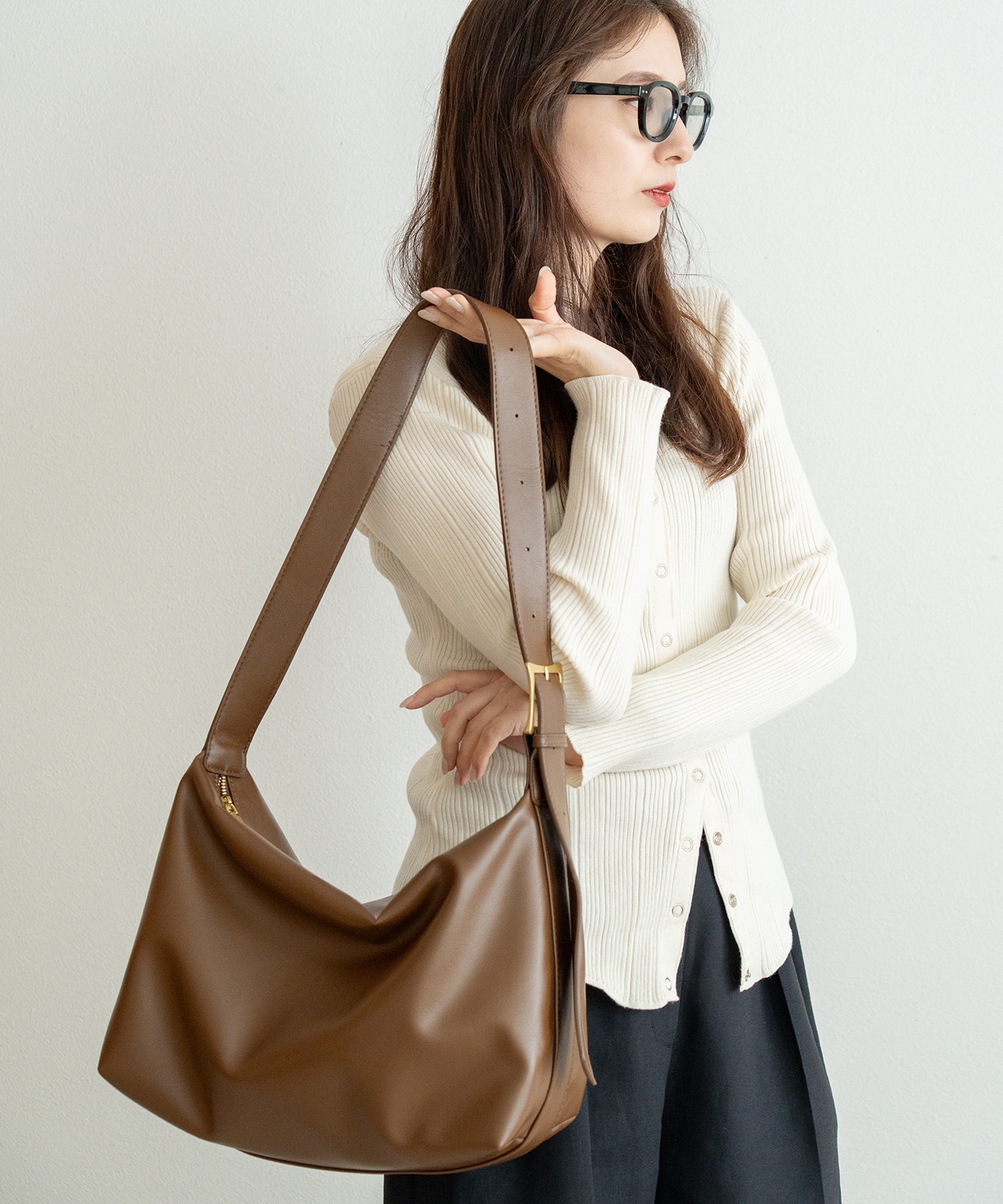 【 DEVICE 】 ショルダーバッグ A4 PC収納 メンズ レディース 大容量 通勤 通学 斜めがけ トートバッグ PUレザー ゴールドファスナー 黒 DSG25030