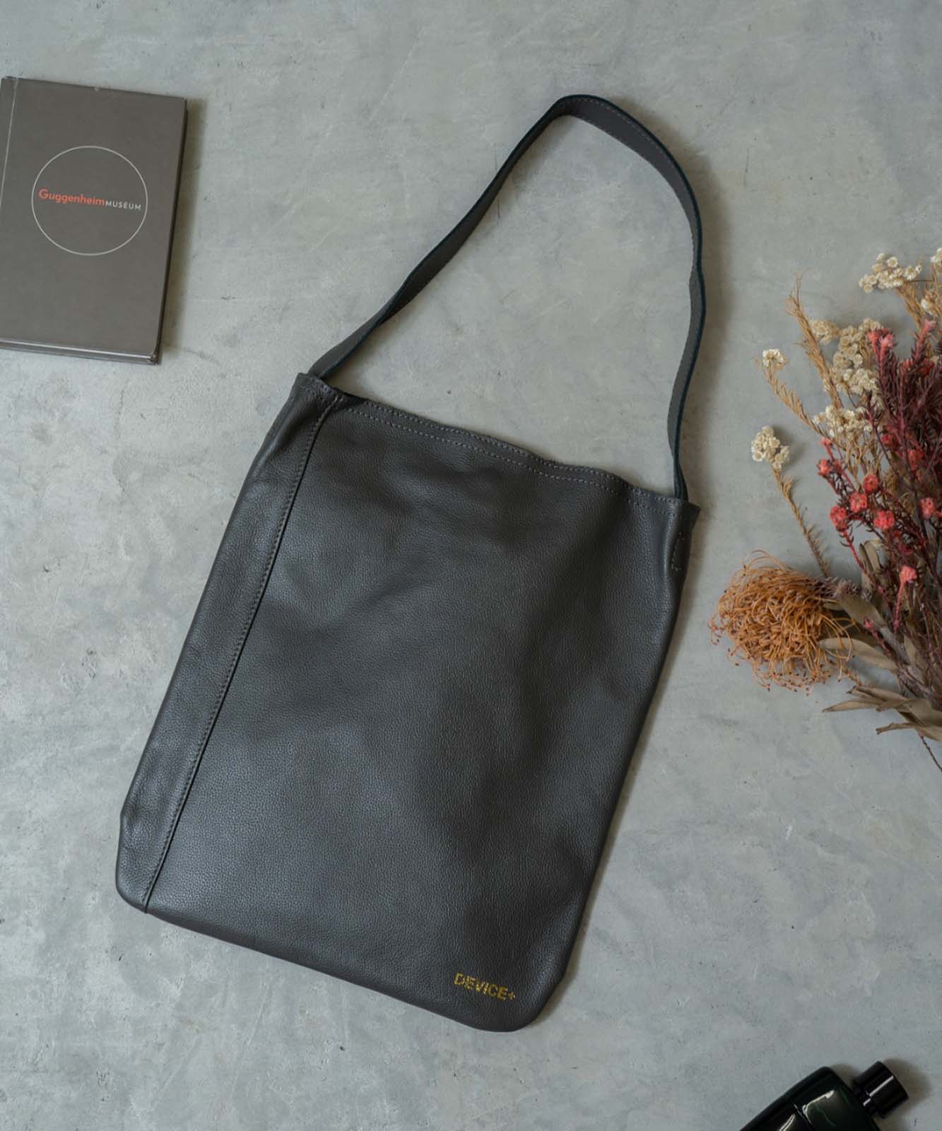 DEVICE＋　 カウレザー オリジナルロゴ ショルダーバッグ 