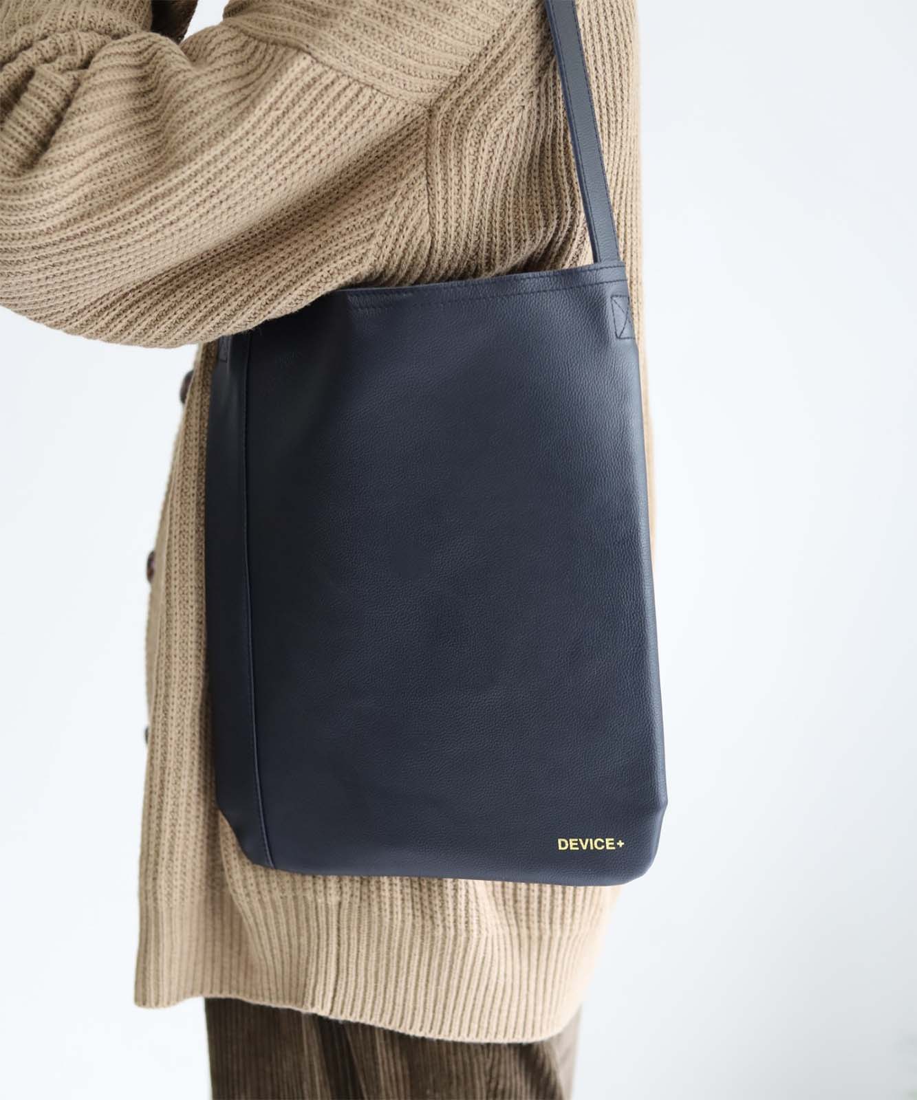 DEVICE＋　 カウレザー オリジナルロゴ ショルダーバッグ 