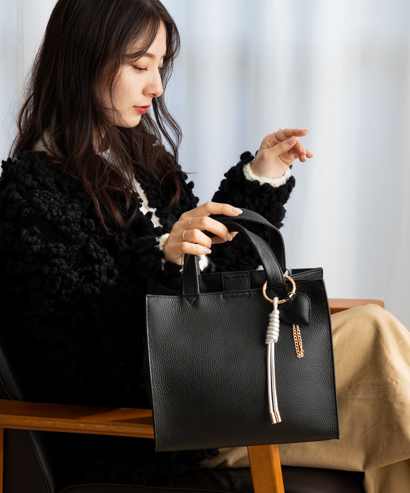 未使用級/ヘルツ　ショルダーバッグ　ハンドバッグ　2way ブラック　レザー Rename 】 本革 カウレザー スクエア 2way ショルダーバッグ
