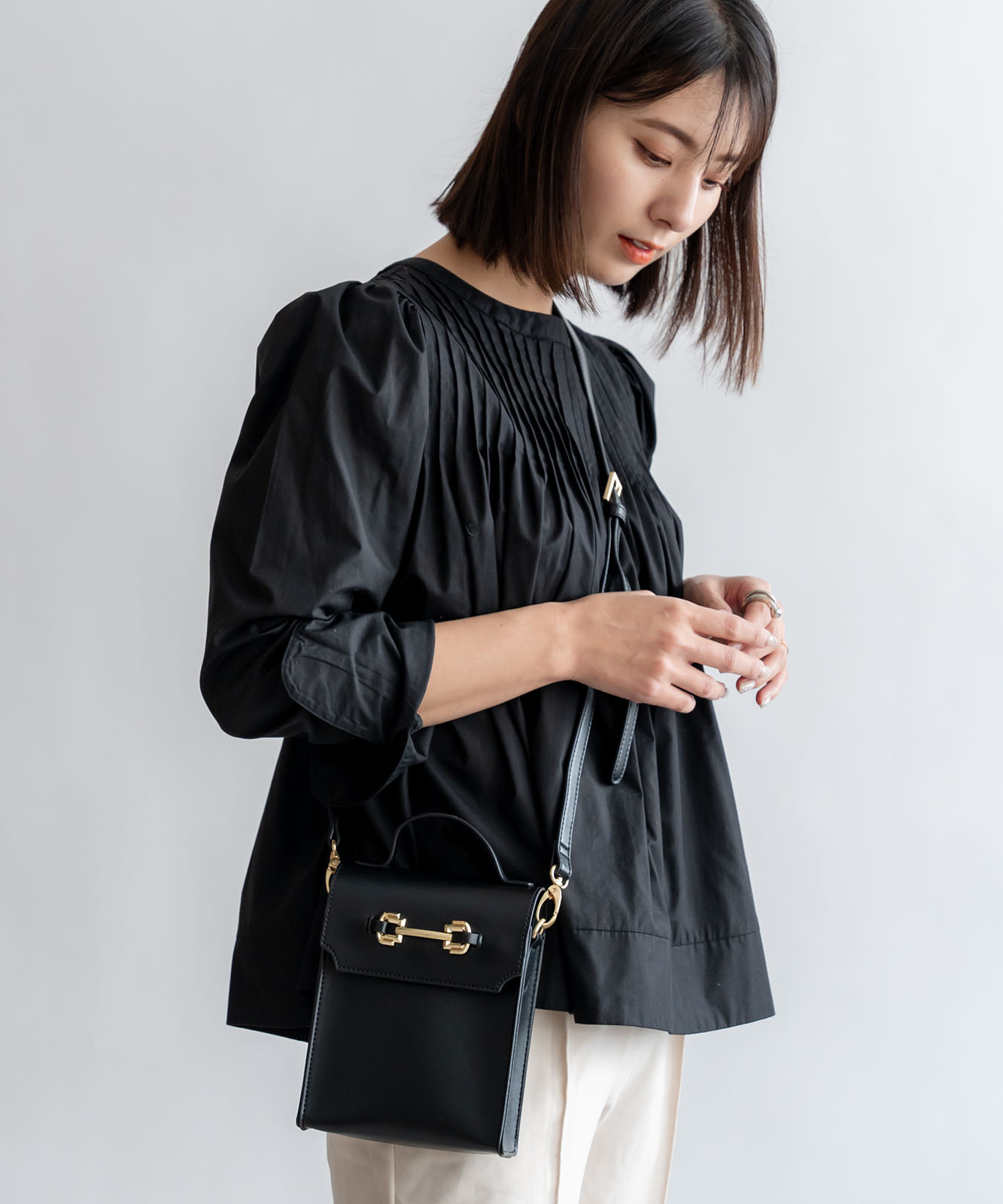 Rename ゴールドカラーバックル スクエア ミニショルダーバッグ