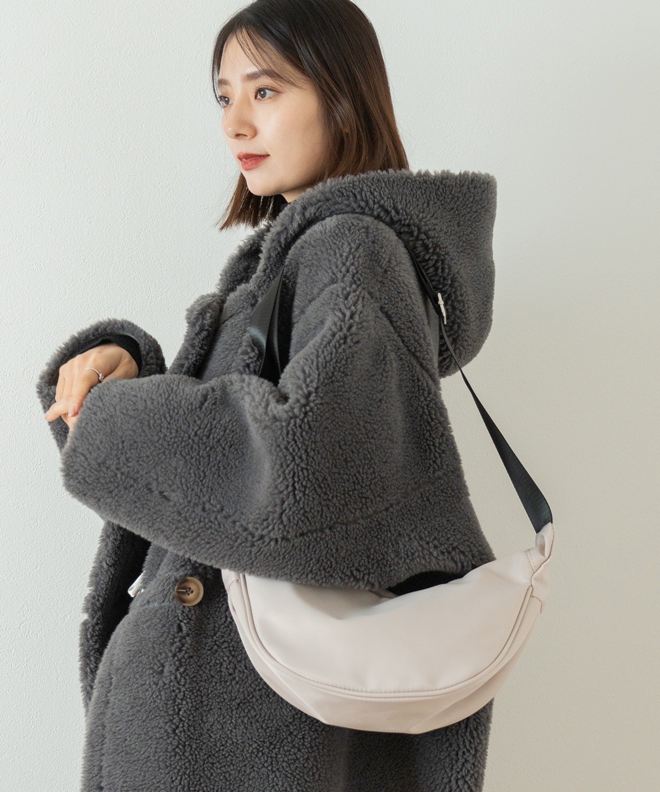 Rename ハーフムーン クロスボディバッグ