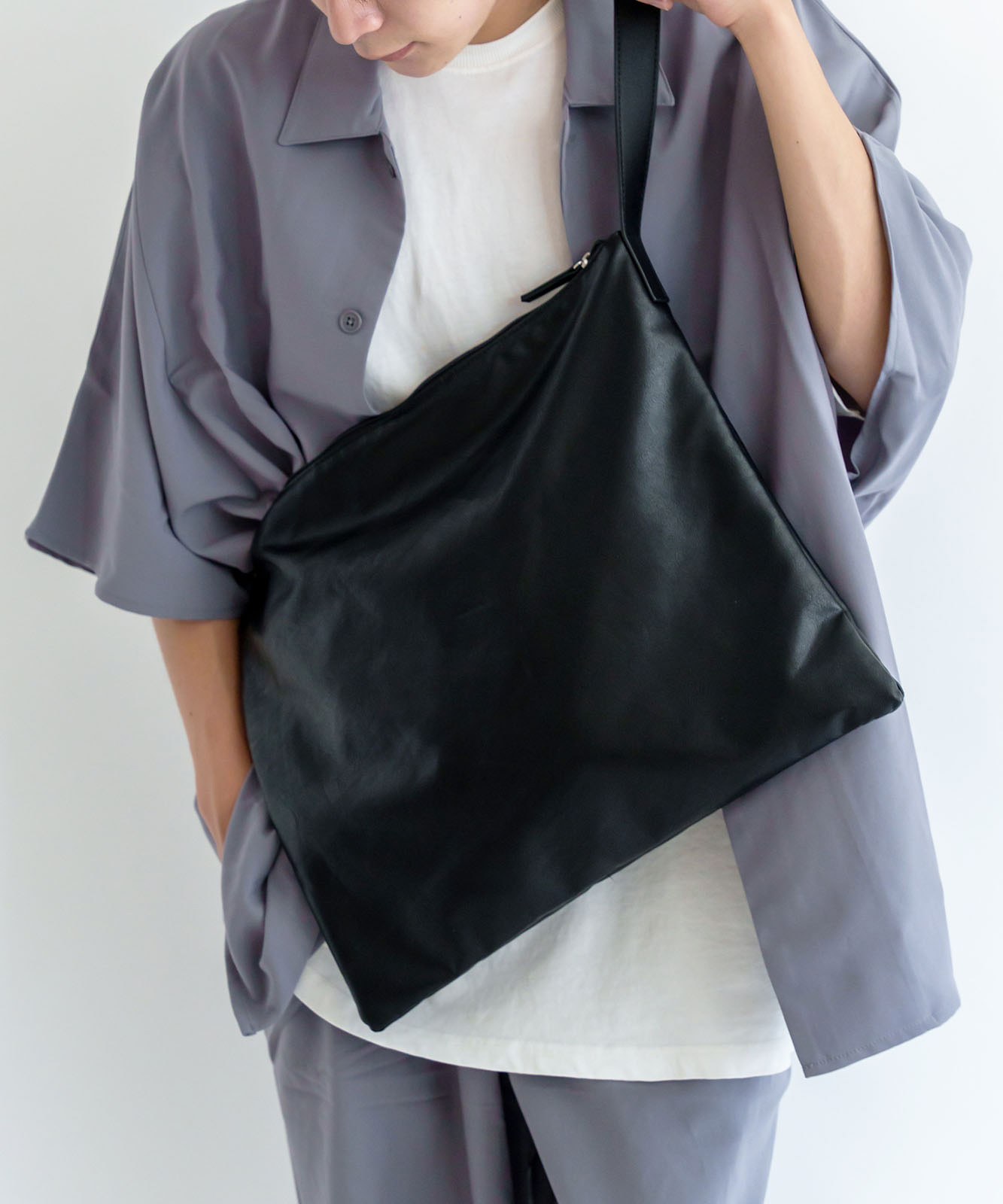 DEVICE＋ フェイクレザーベルト ショルダーバッグ