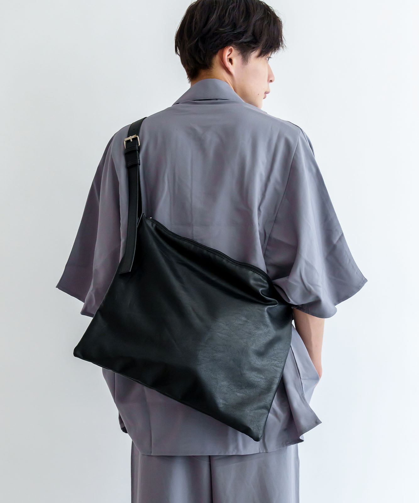 DEVICE＋ フェイクレザーベルト ショルダーバッグ