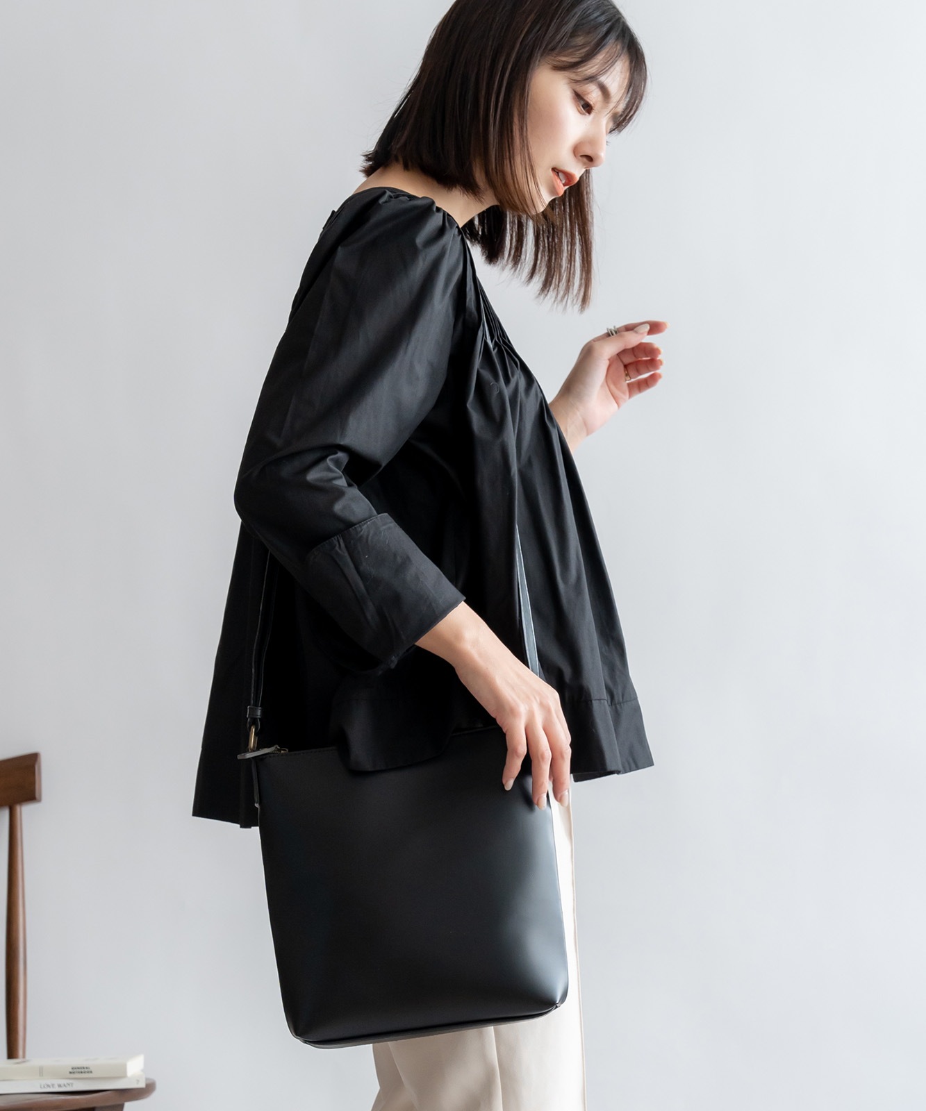 DEVICE フェイクレザー ゴールドカラー ショルダーバッグ DSG23038