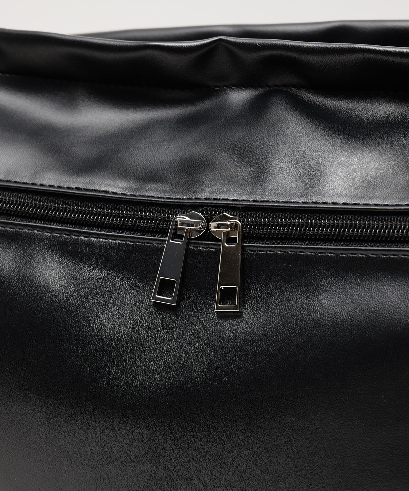 DEVICE ジップデザイン ルーズ マンメイドレザー ショルダーバッグ フェイクレザー メンズ レディース