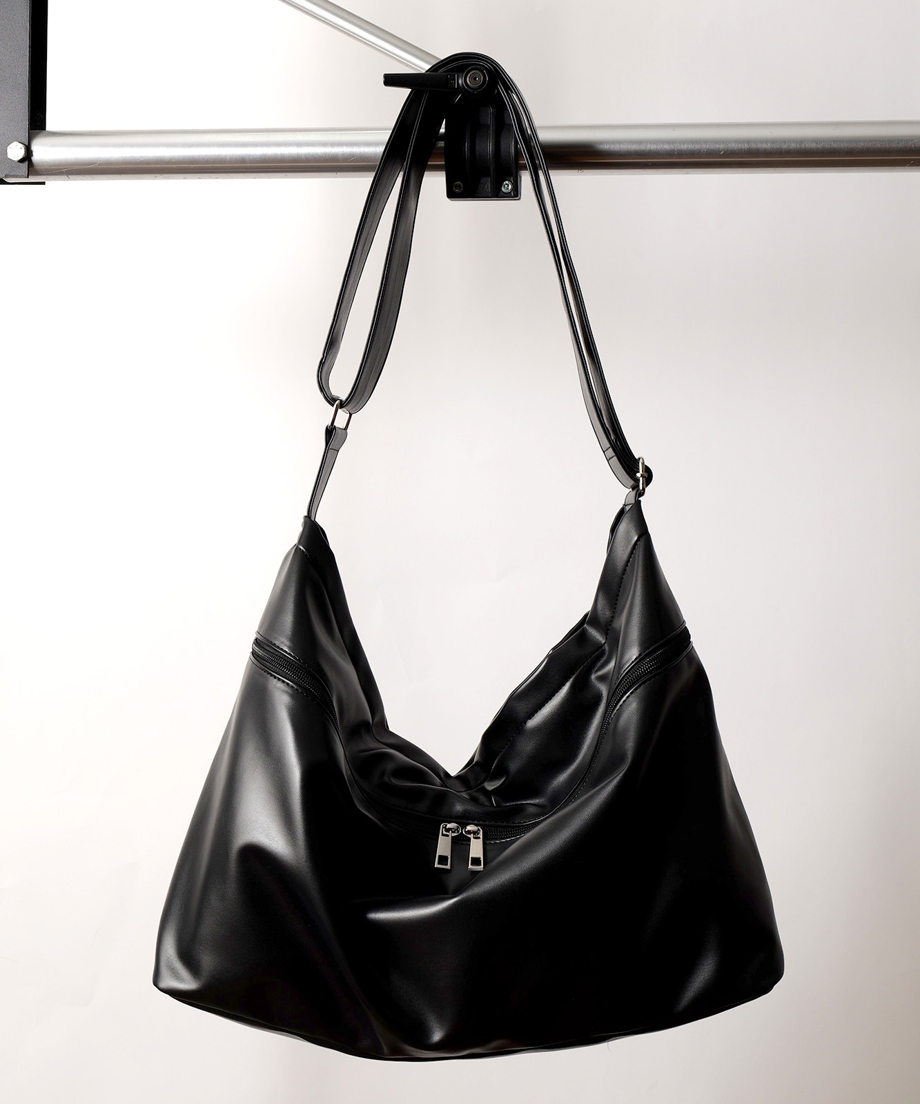 DEVICE ジップデザイン ルーズ マンメイドレザー ショルダーバッグ フェイクレザー メンズ レディース