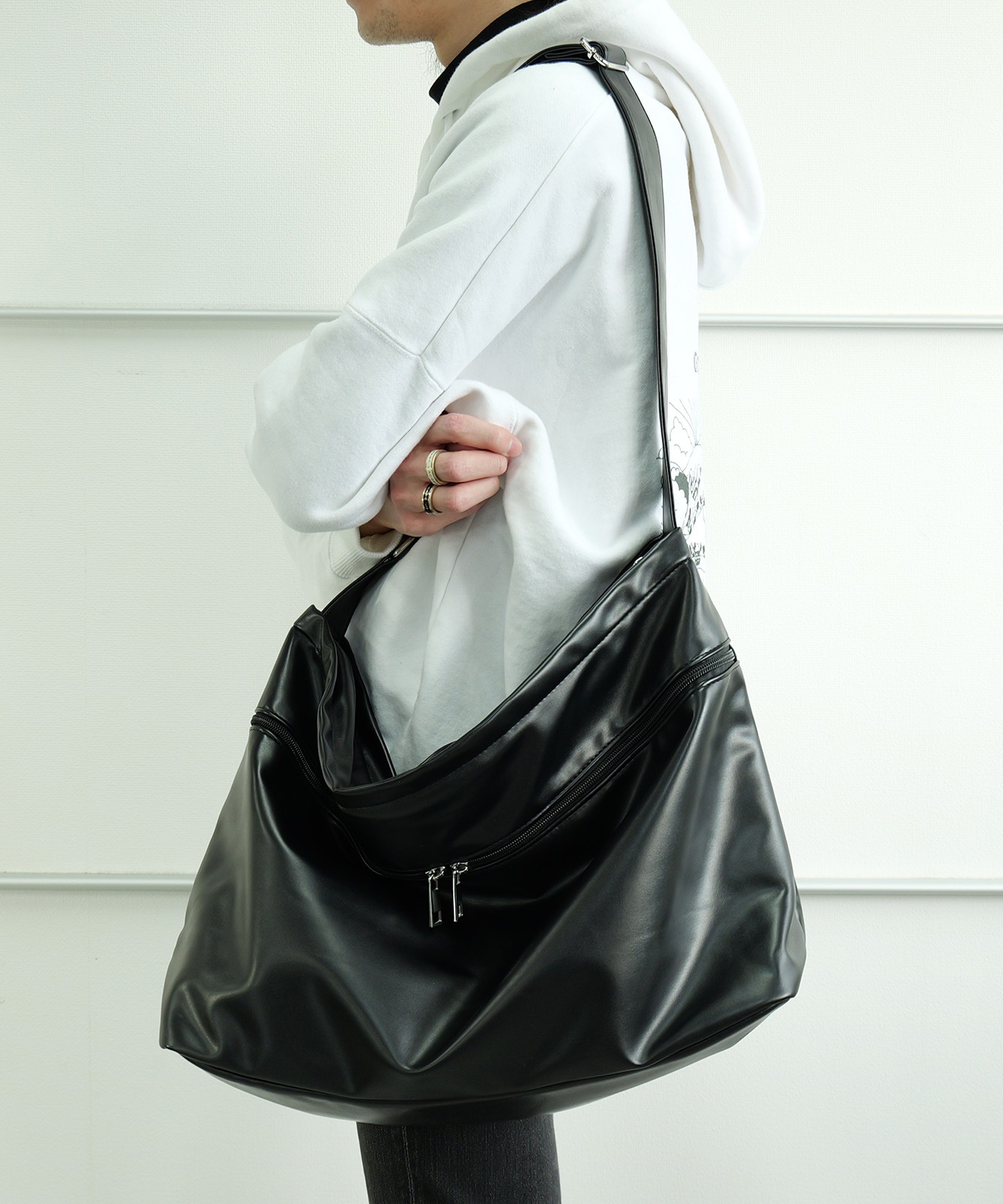 DEVICE ジップデザイン ルーズ マンメイドレザー ショルダーバッグ フェイクレザー メンズ レディース