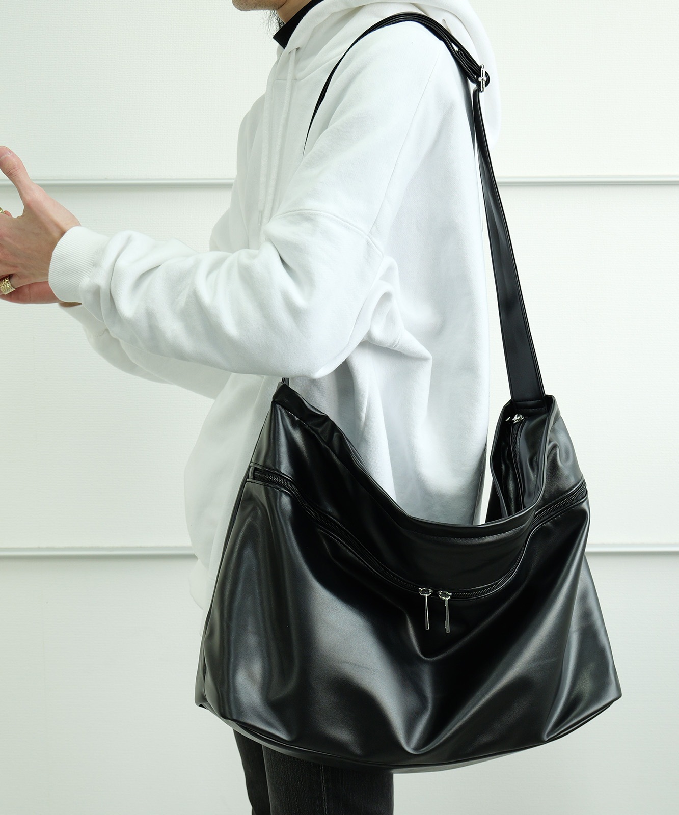 DEVICE ジップデザイン ルーズ マンメイドレザー ショルダーバッグ フェイクレザー メンズ レディース