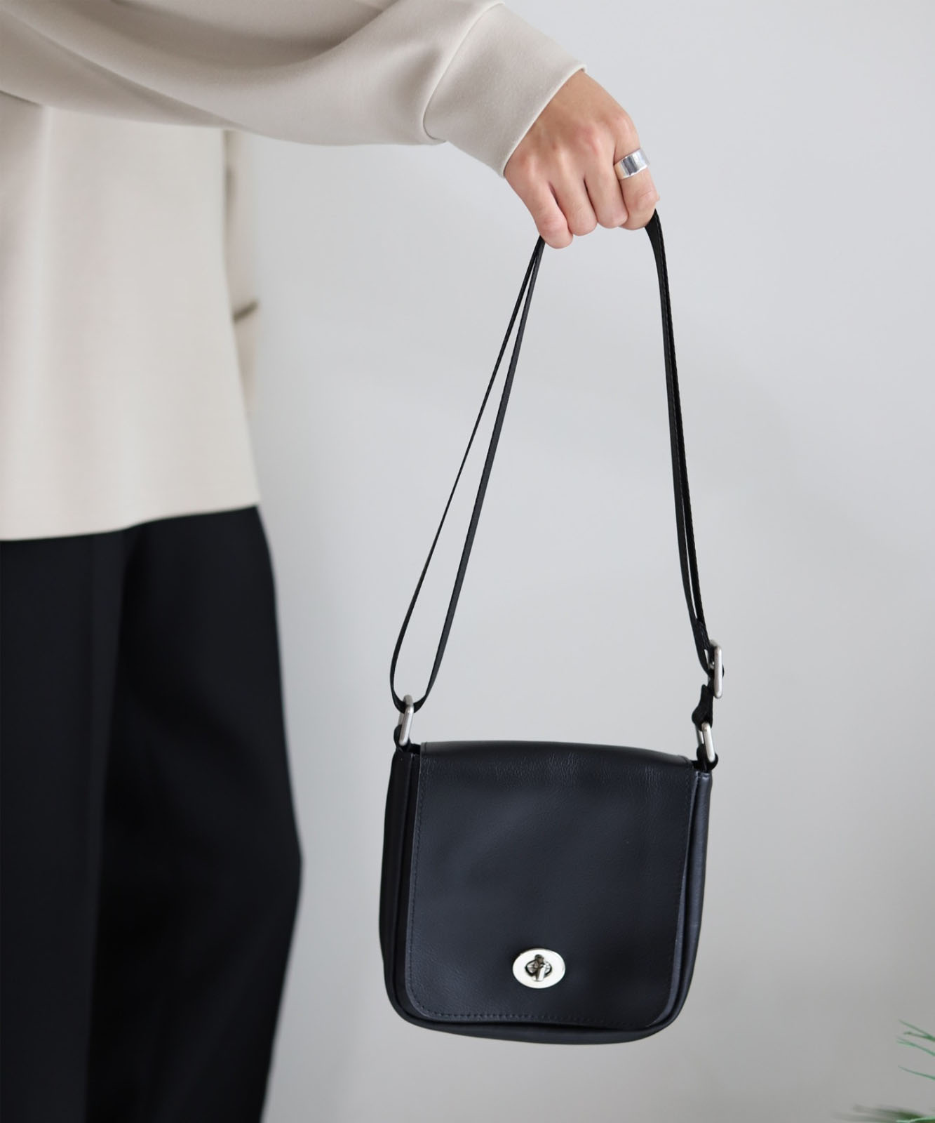 DEVICE＋ カウレザー フロントバックル ミニショルダーバッグ