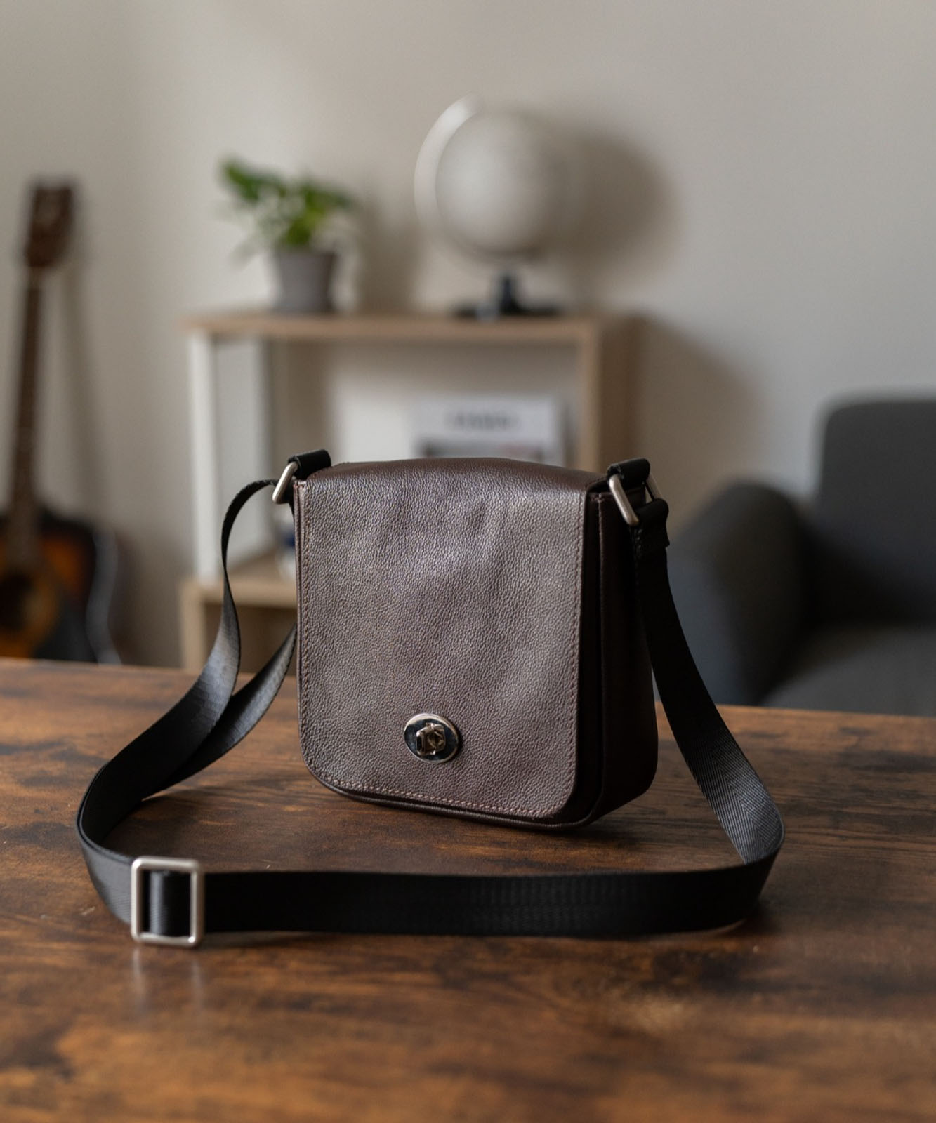 DEVICE＋ カウレザー フロントバックル ミニショルダーバッグ