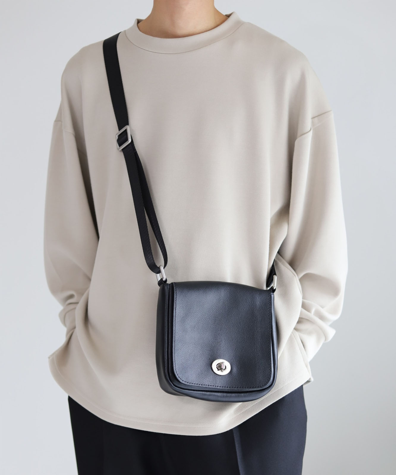 DEVICE＋ カウレザー フロントバックル ミニショルダーバッグ