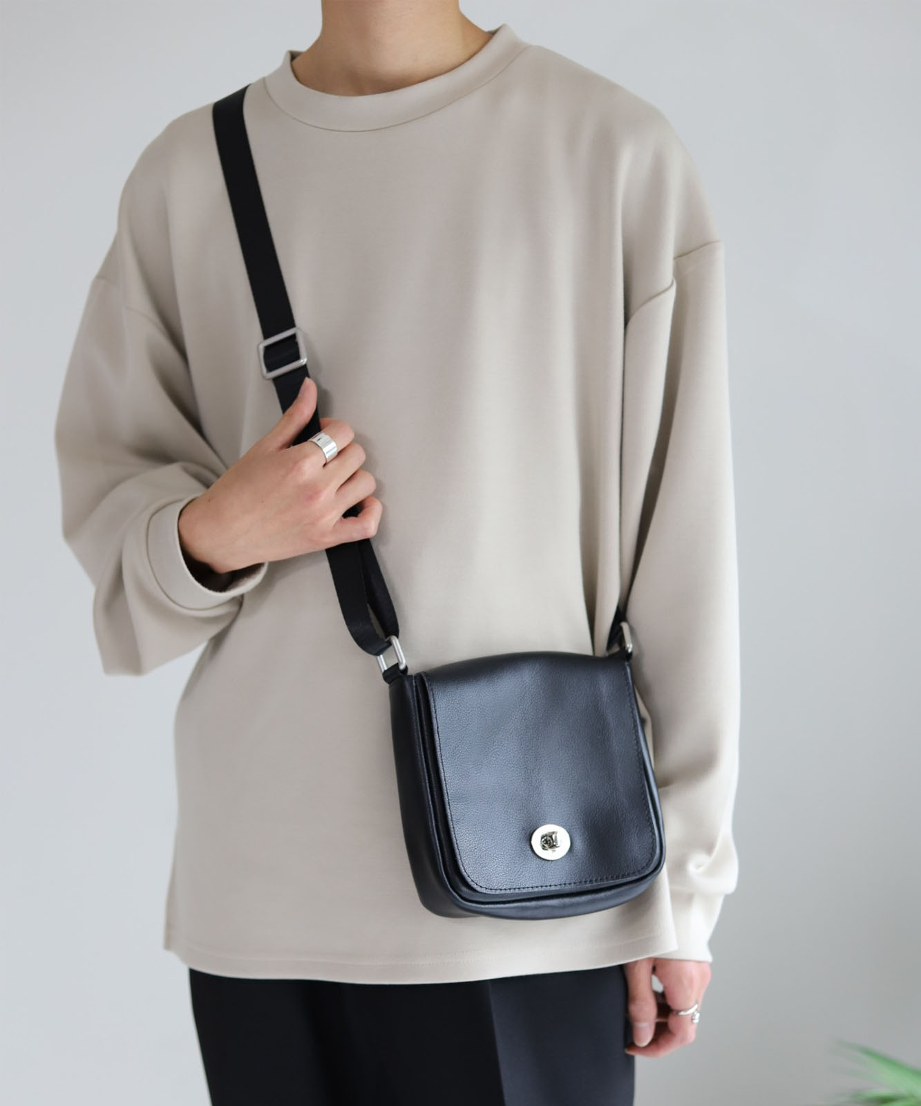 DEVICE＋ カウレザー フロントバックル ミニショルダーバッグ