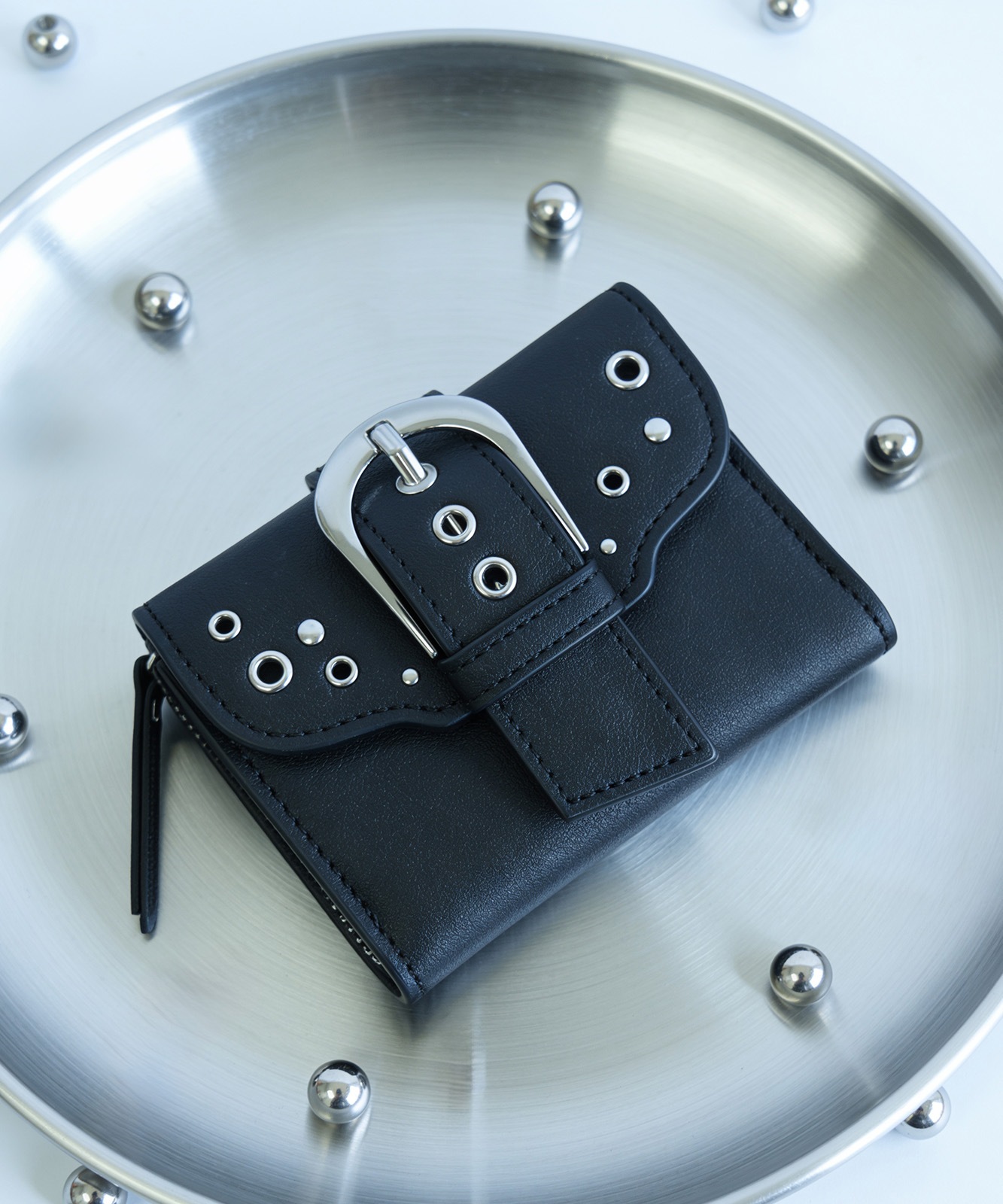 【DEVICE】 メタルバックル スタッズ ミニウォレット 三つ折り財布 コンパクト財布 Y2K ストリート メンズ レディース DPG26042 メンズ レディース ユニセックス おしゃれ 大容量 軽量 通学 通勤 韓国ストリート DPG26042