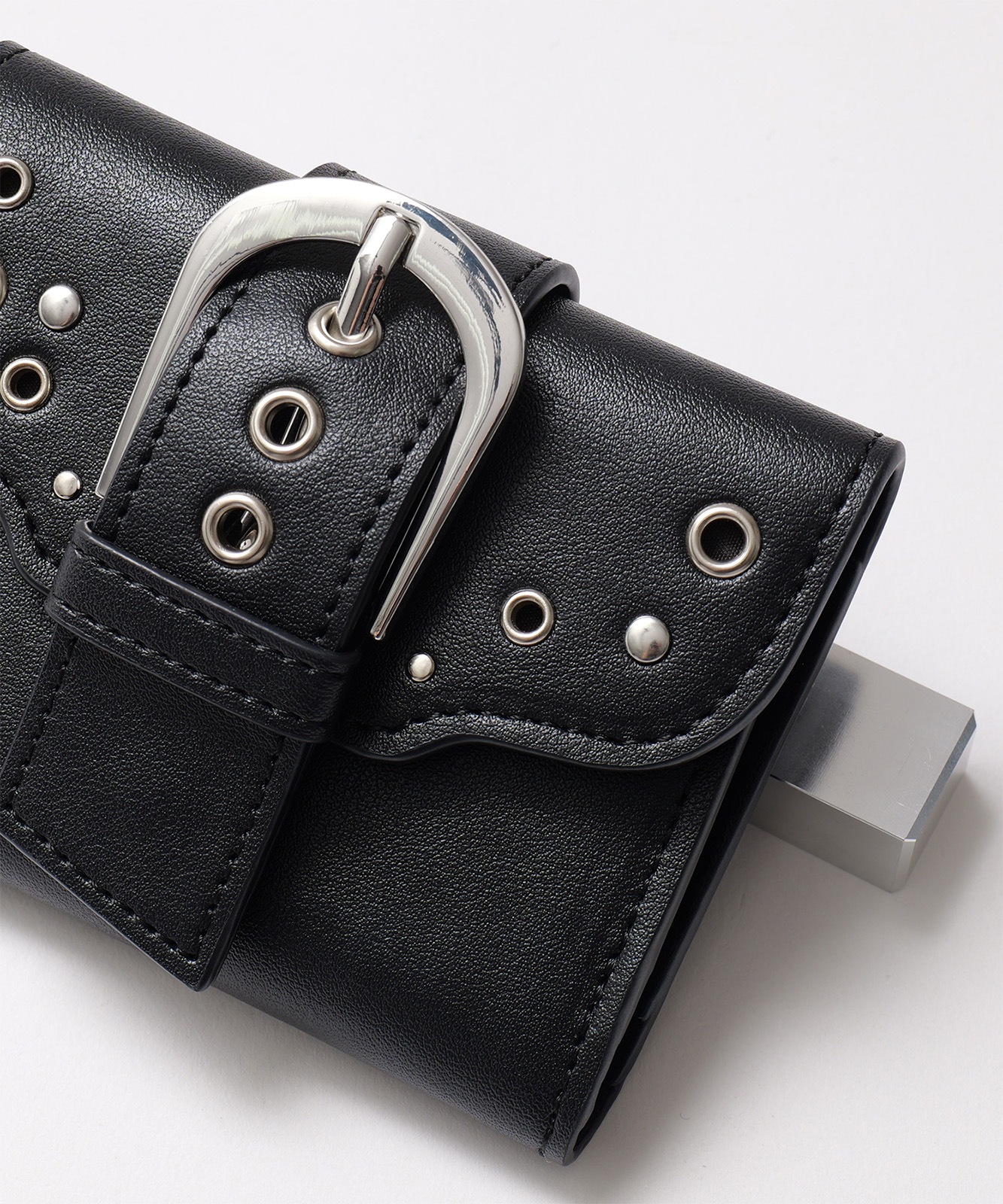 【DEVICE】 メタルバックル スタッズ ミニウォレット 三つ折り財布 コンパクト財布 Y2K ストリート メンズ レディース DPG26042 メンズ レディース ユニセックス おしゃれ 大容量 軽量 通学 通勤 韓国ストリート DPG26042