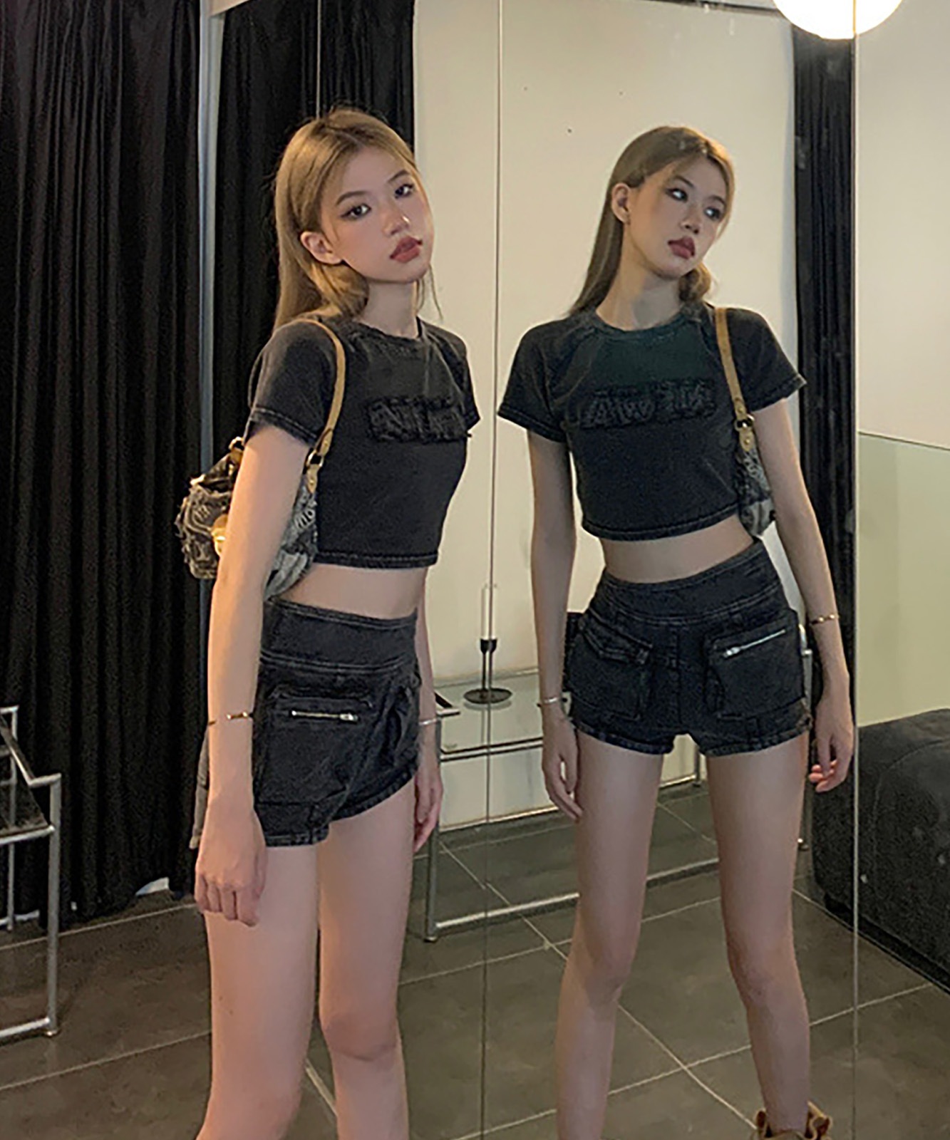 大胆背中スリット★【DSQUARED2 】ショート丈 Tシャツ 大胆背中スリット☆【DSQUARED2 】ショート丈 Tシャツ